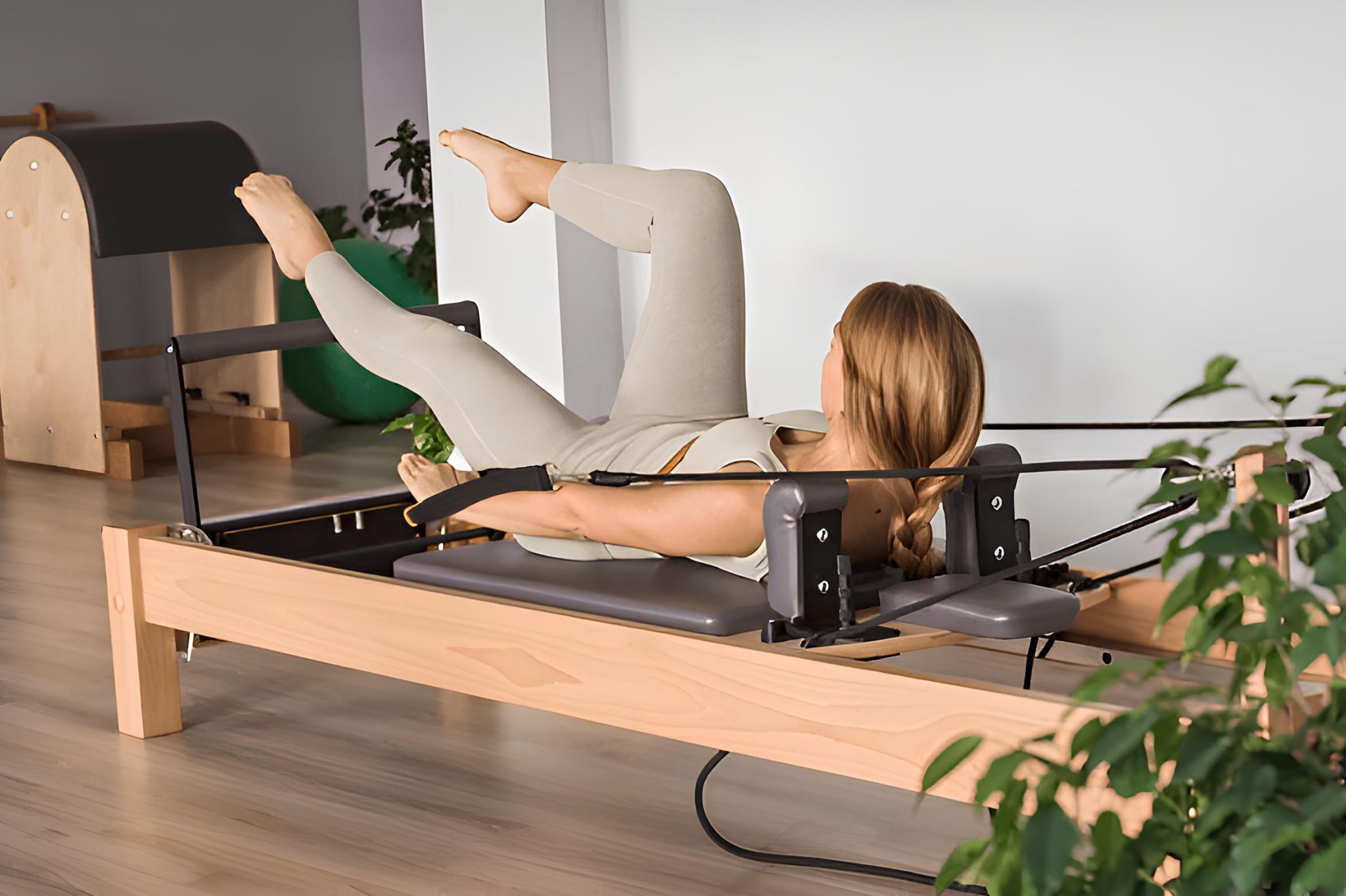 Femme-training-pilates-on-reformer-bed-reaverfit-Activewear.