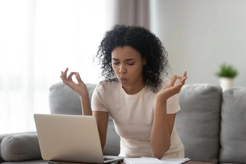 Femme qui cherche a perdre du poids sur internet