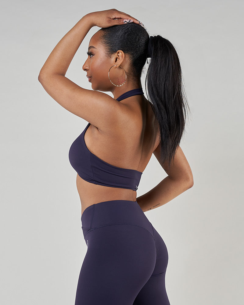 Brassière de sport SHADE dos nu bleu marine reaverfit offrant un maintien modéré tout au long de votre entraînement
