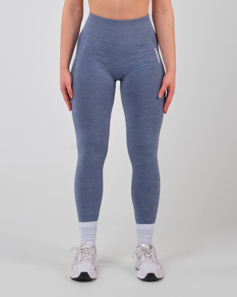 Vue de face d'une femme portant le legging bleu AMBER, montrant un ajustement parfait et une taille haute.