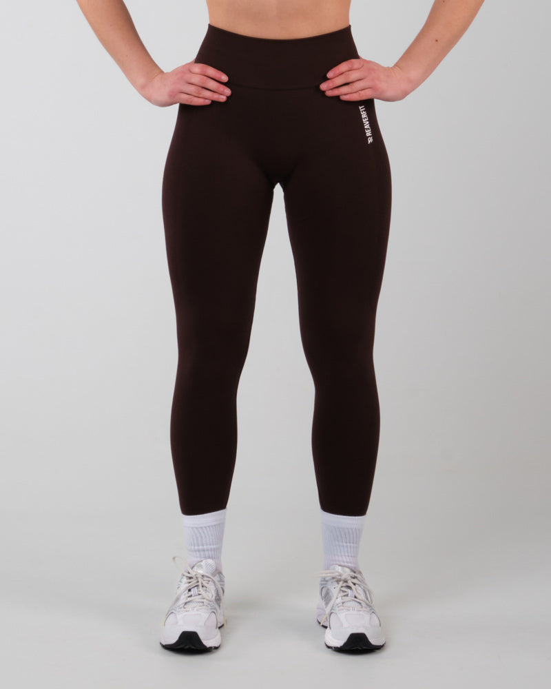 odèle portant le legging de sport AMBER marron taille haute, vue de face.