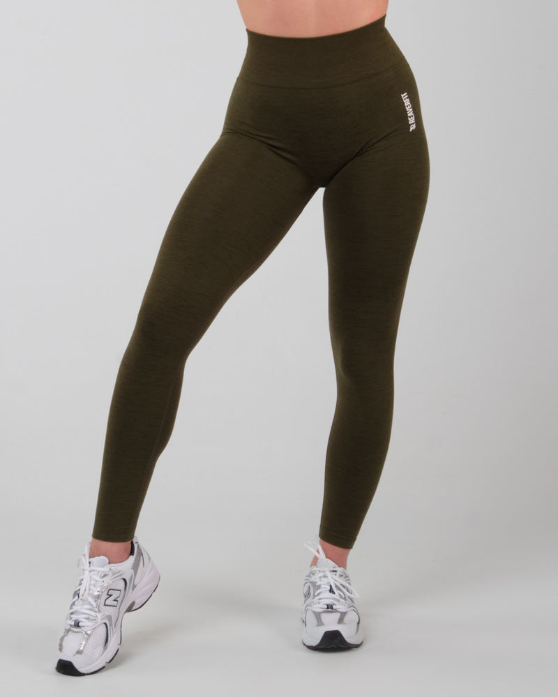 Vue arrière statique d'une femme portant le legging kaki AMBER montrant l'effet liftant et le support confortable à la taille.