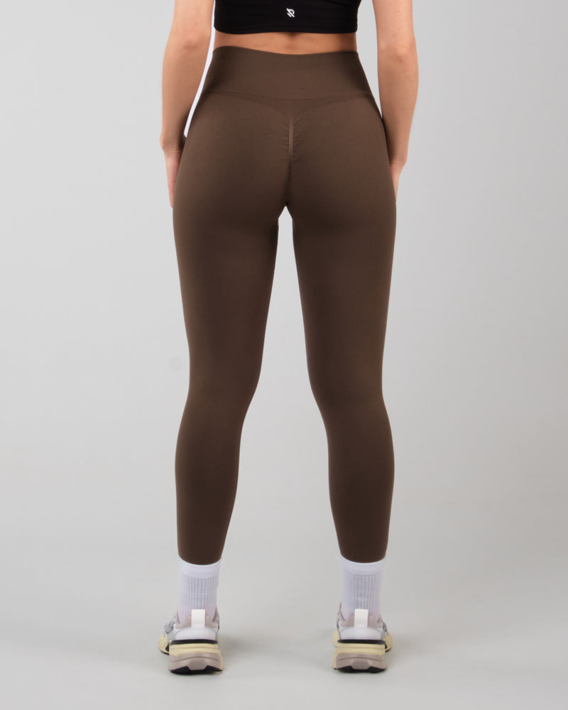 Gros plan sur le bas du dos d'un modèle portant le legging AMBER Mocha, accentuant l'effet push-up.