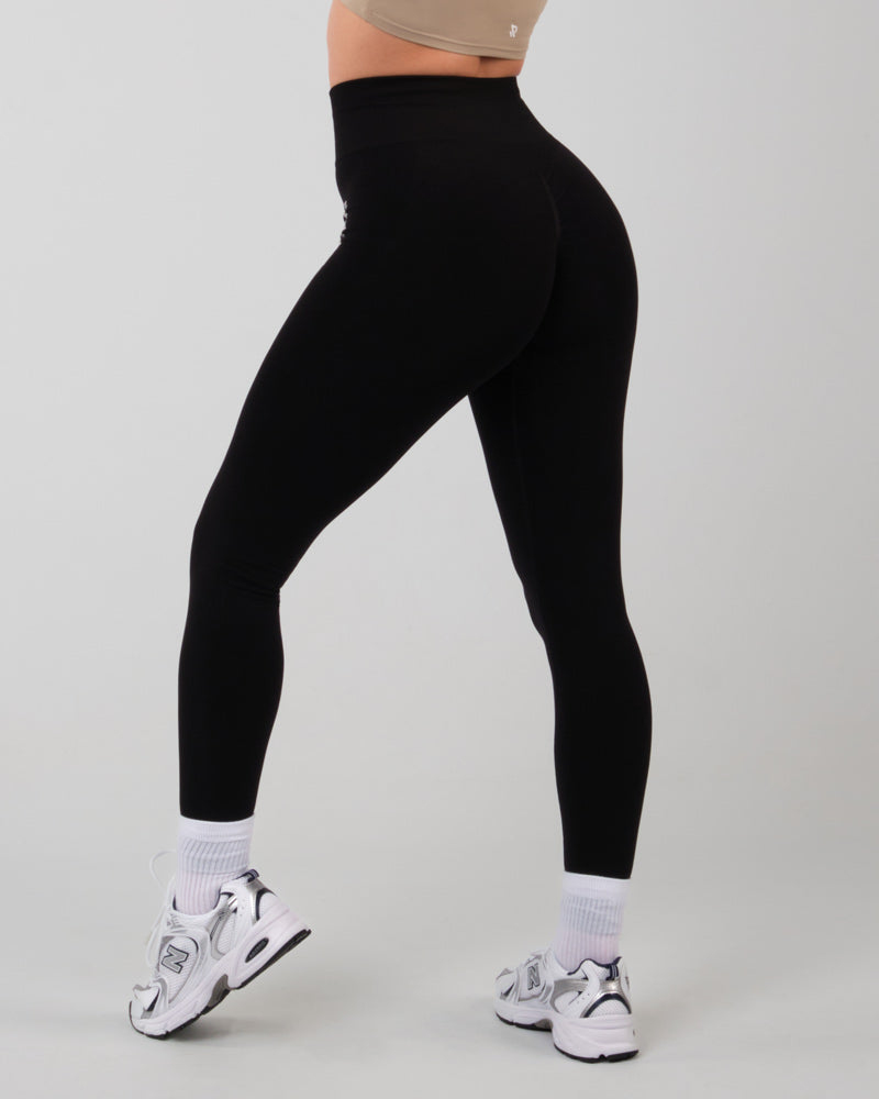 Vue latérale du legging taille haute AMBER en noir avec détail de la couture latérale