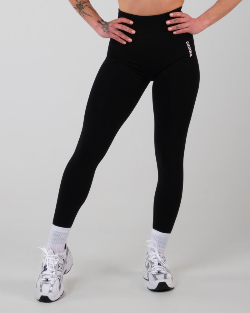 Modèle sportif présentant le legging noir AMBER push-up et taille haute, vue avant.