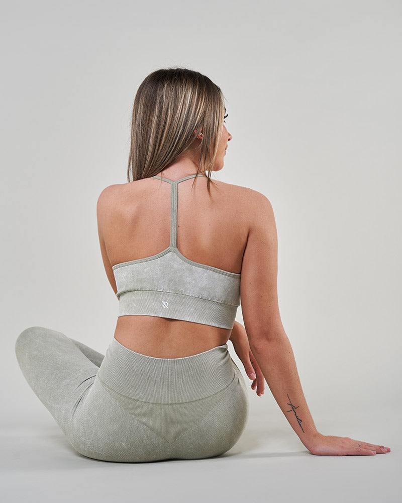 Mannequin fashion sportive athleisure mesurant 160cm portant la brassière de sport LUNA en taille S M L