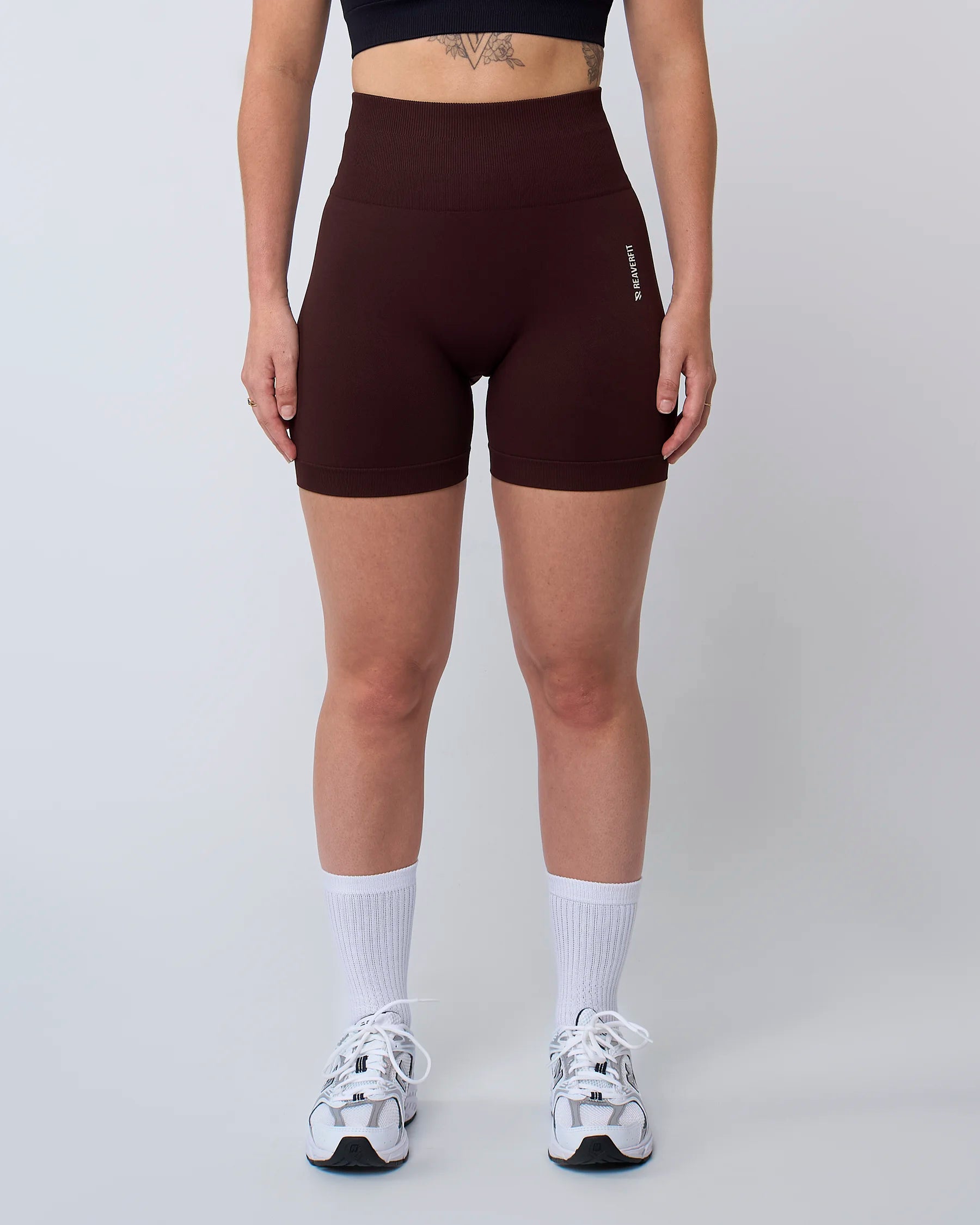 Short de sport Reaverfit en expresso pour femme, vue de face, avec un design sculptant et une taille haute pour un maintien optimal et un confort durable.