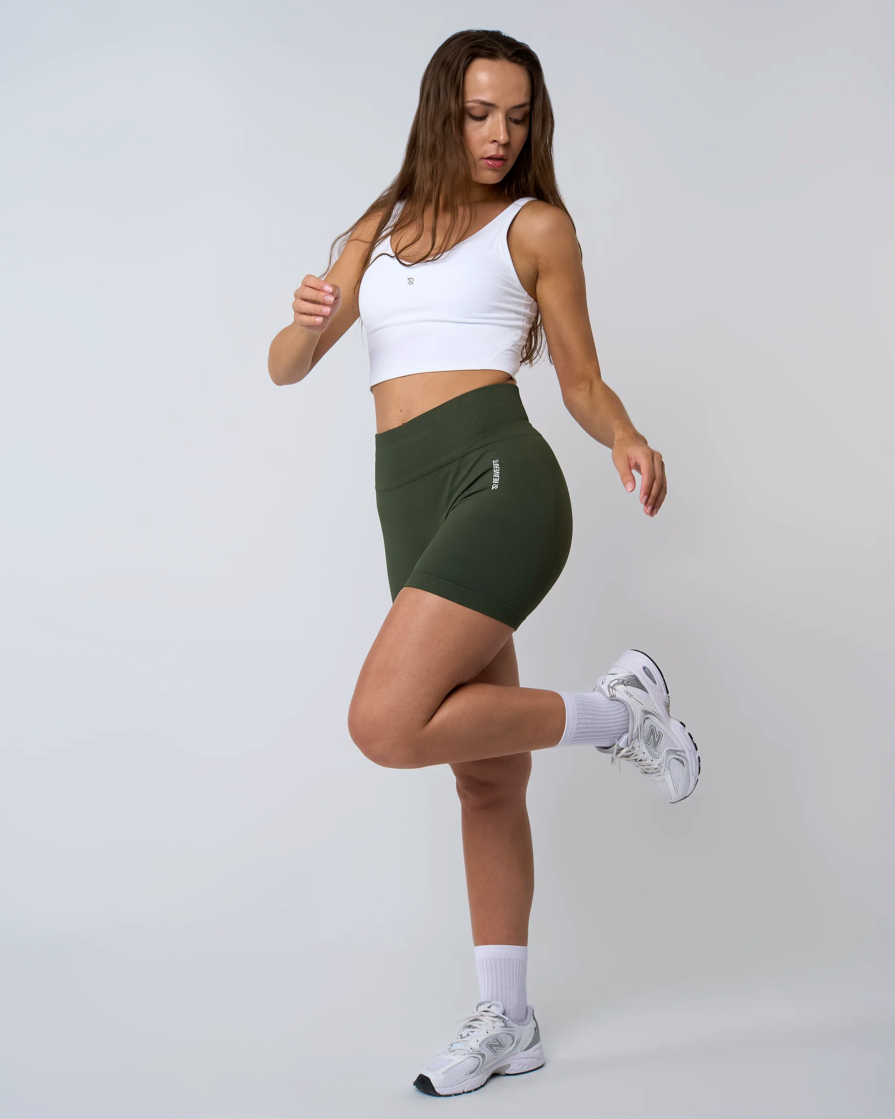 Short de sport pour femme Reaverfit Sculpt en kaki, vue de face, montrant le short en pleine longueur, parfait pour le fitness, avec une coupe ajustée et confortable.