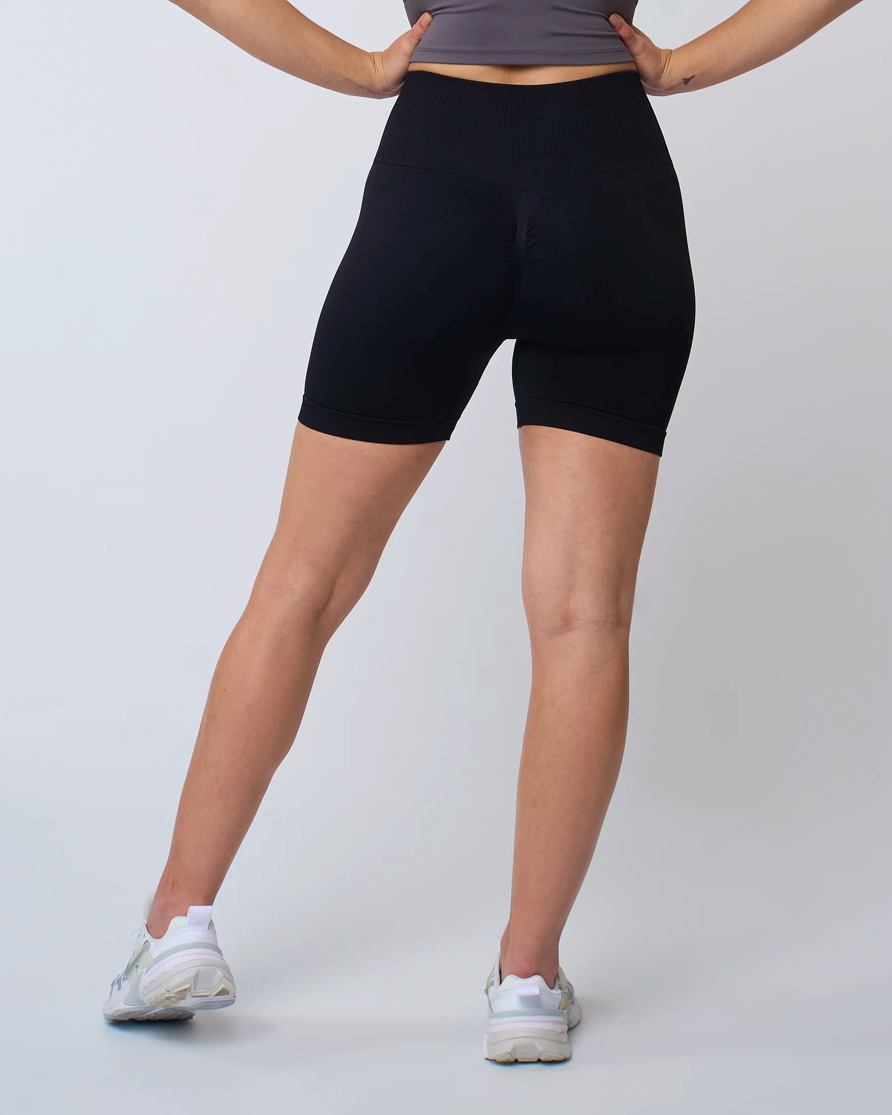 Short Reaverfit noir femme, taille haute, extensible, confortable et opaque, conçu pour le sport.