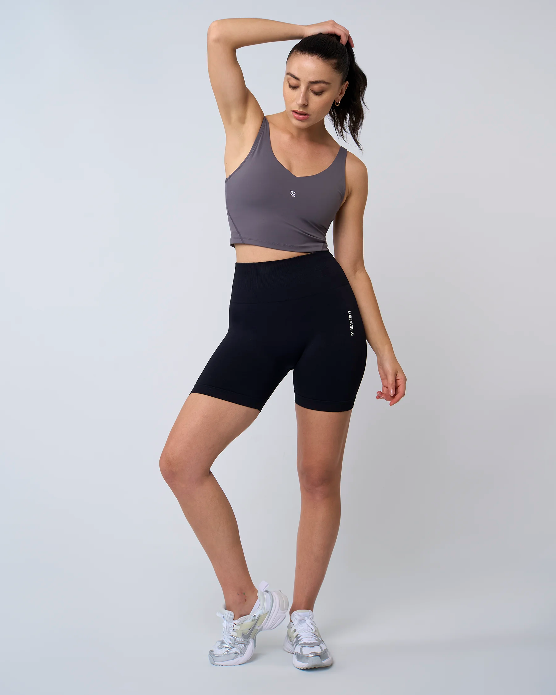 Short noir Reaverfit femme, taille haute, scrunch arrière, confortable et extensible pour le sport.