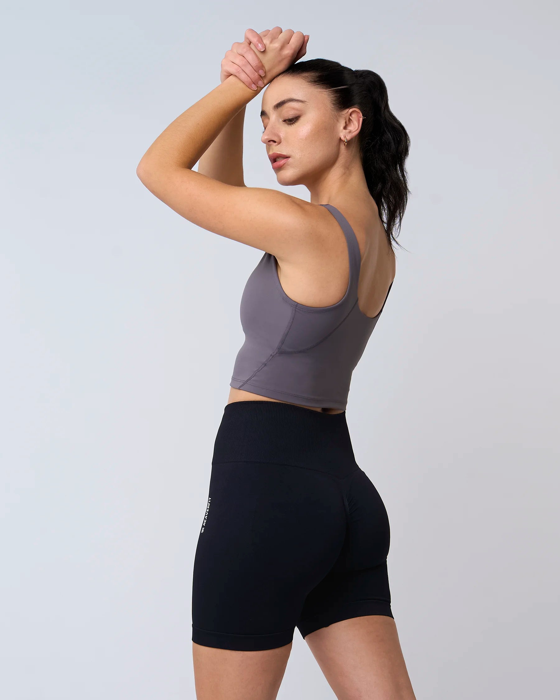 Short noir Reaverfit femme, taille haute, scrunch push-up, extensible et opaque, idéal pour le fitness.