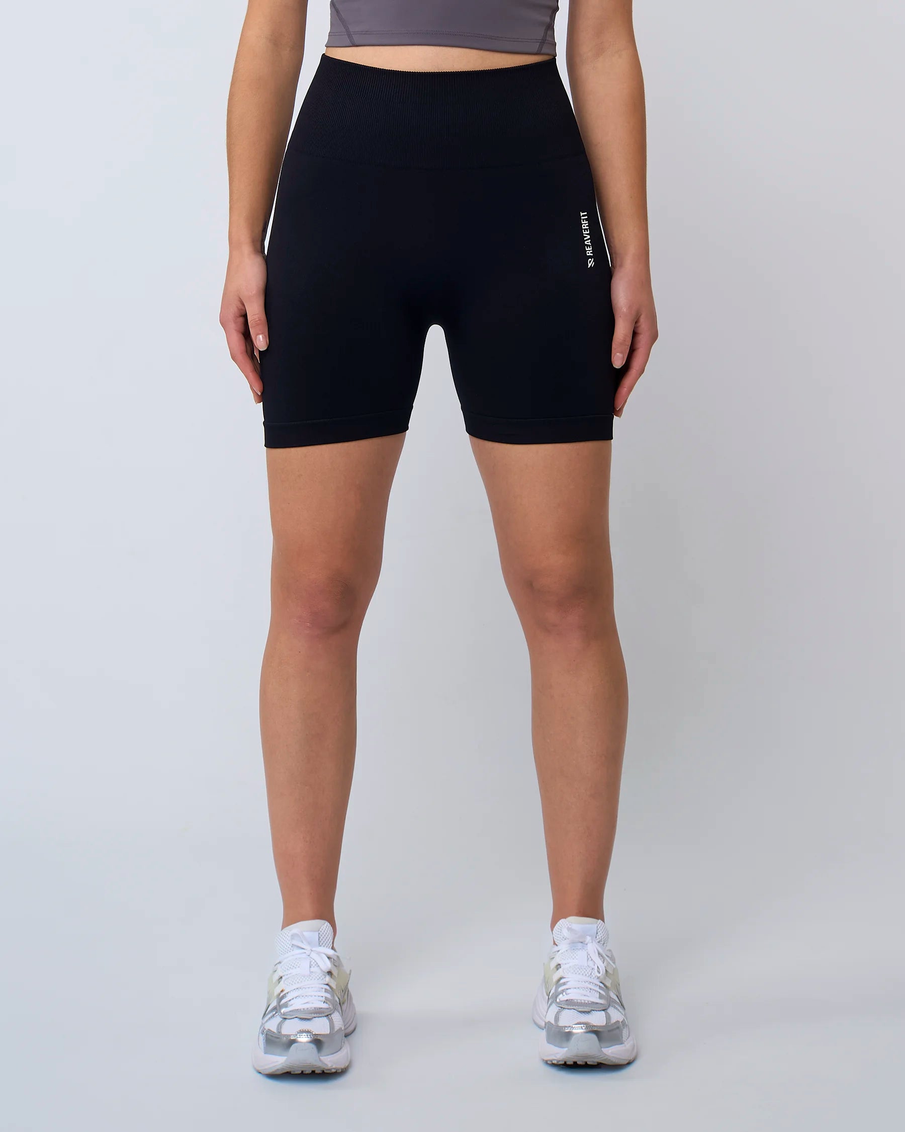 hort noir Reaverfit vue de face, taille haute, ajusté, extensible et confortable pour le sport.