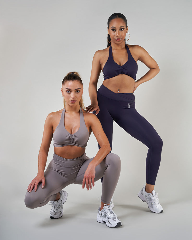 deux sportives tendance portant ensemble sport SHADE bleue et gris activewear millenials newbalance mode reaverfit