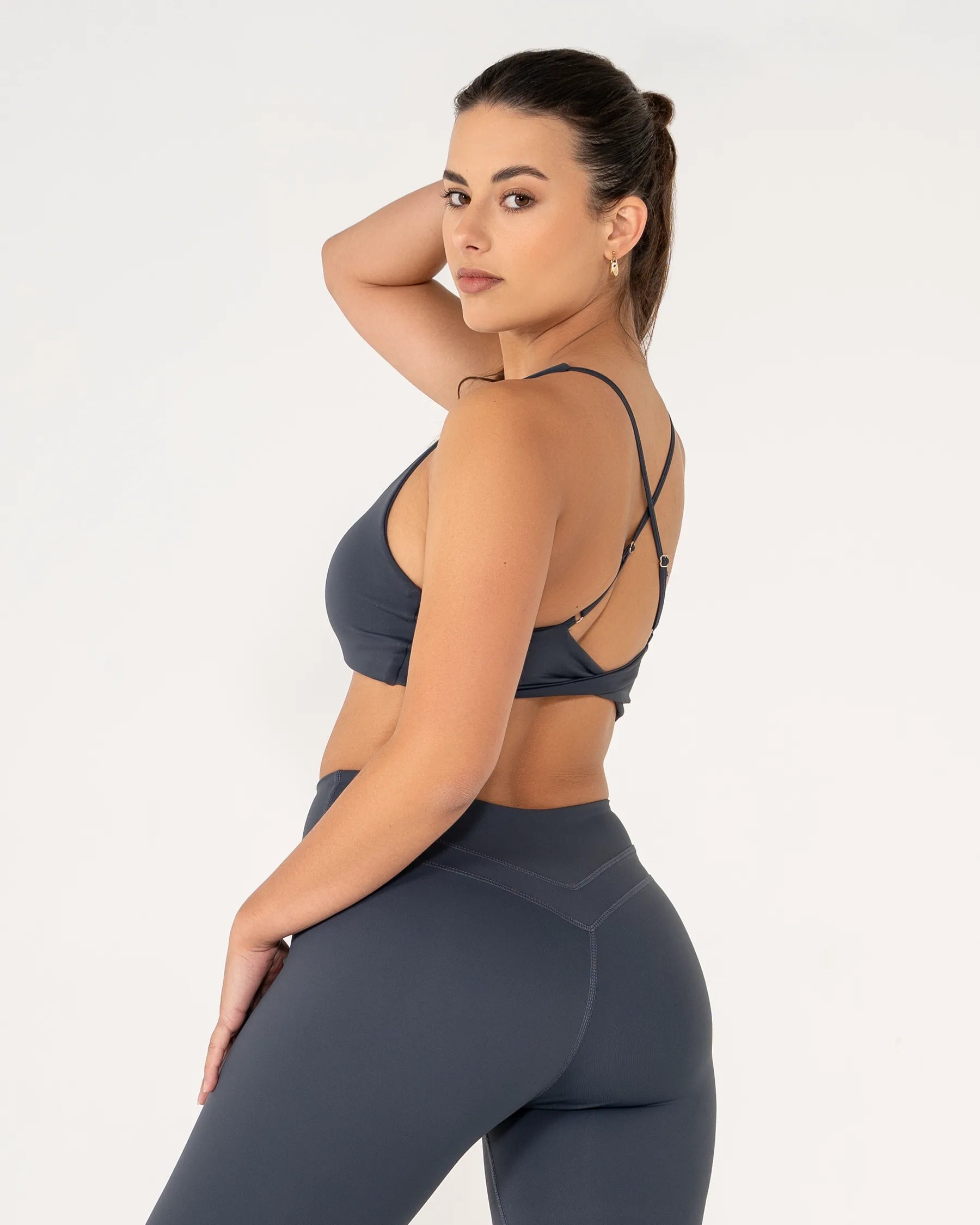 Vue de dos de la Brassière AMY bleu-gris Reaverfit pour femme adaptée au fitness