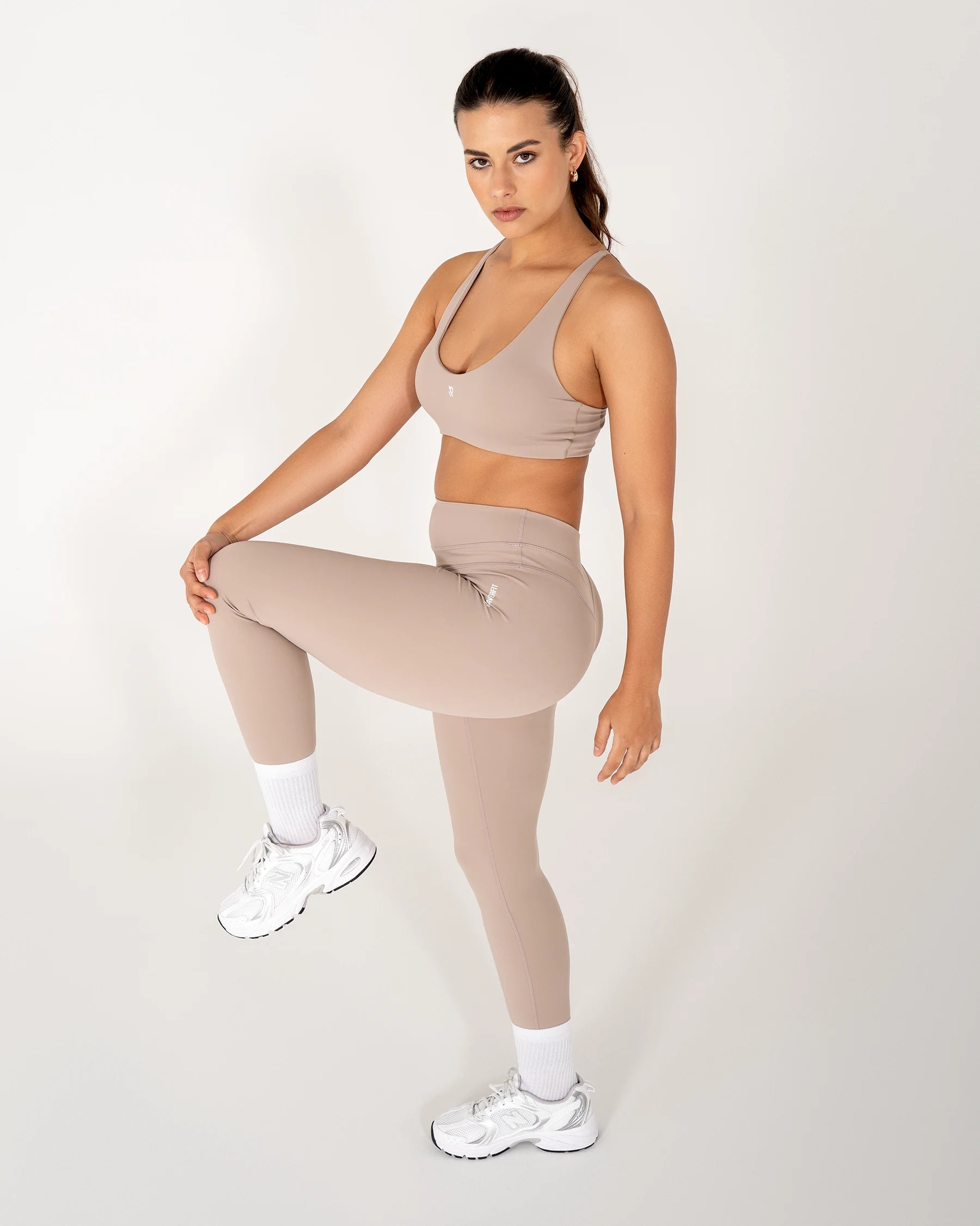 Brassière AMY camel Reaverfit pour femme idéale pour le Pilates vue de profil