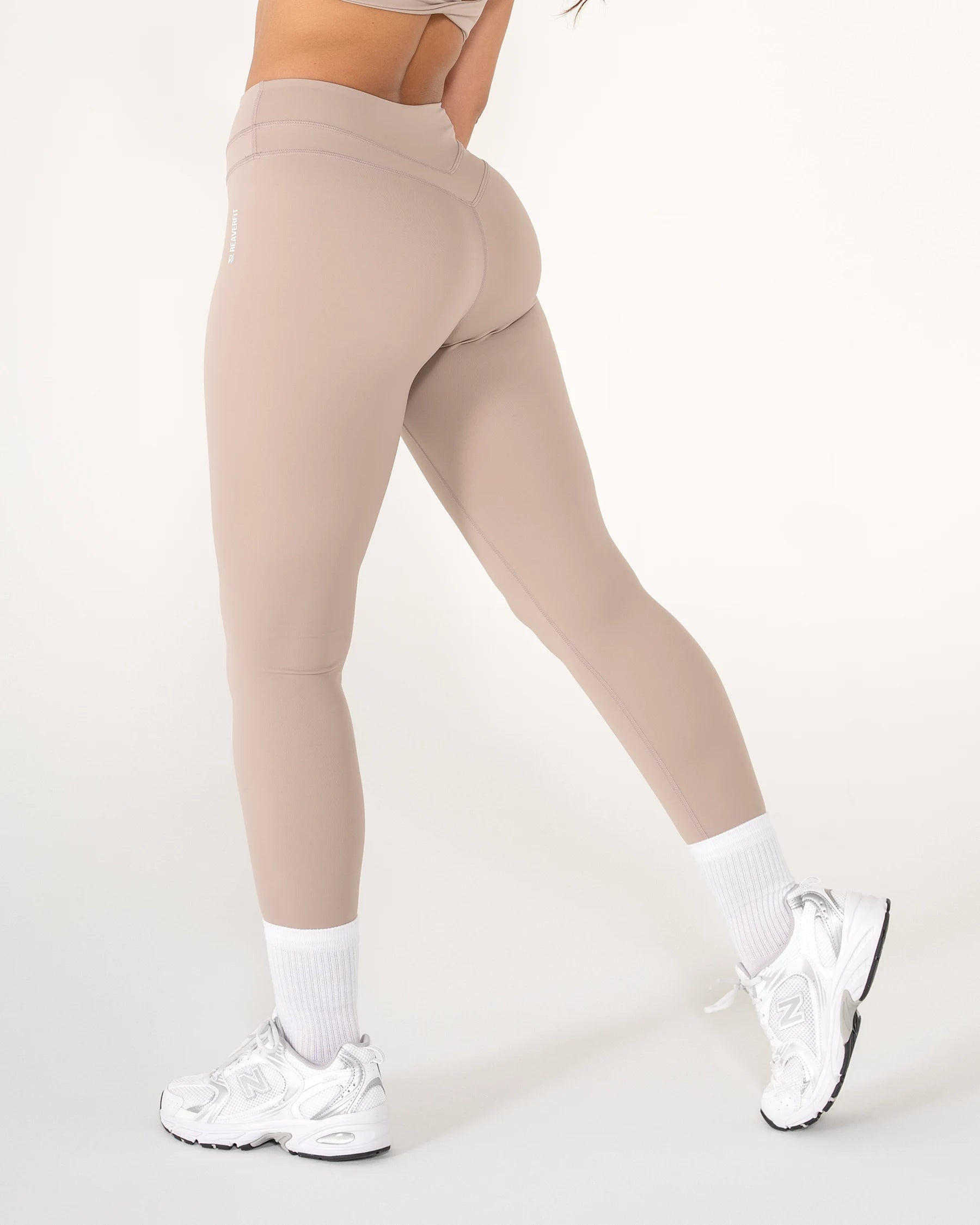 Legging AMY camel Reaverfit pour femme adapté au fitness vue de profil