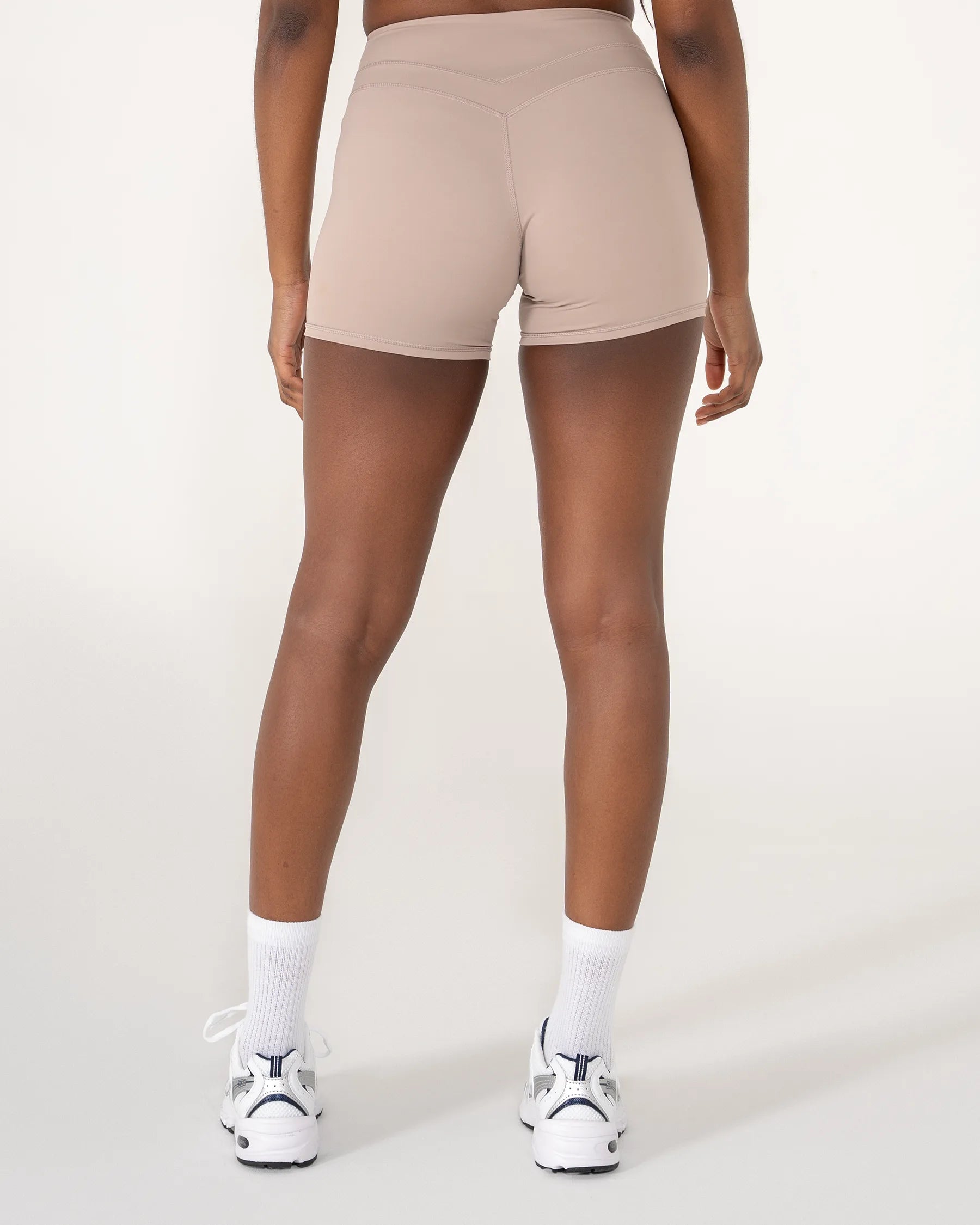 Vue de dos du Short AMY camel Reaverfit pour femme adapté au fitness