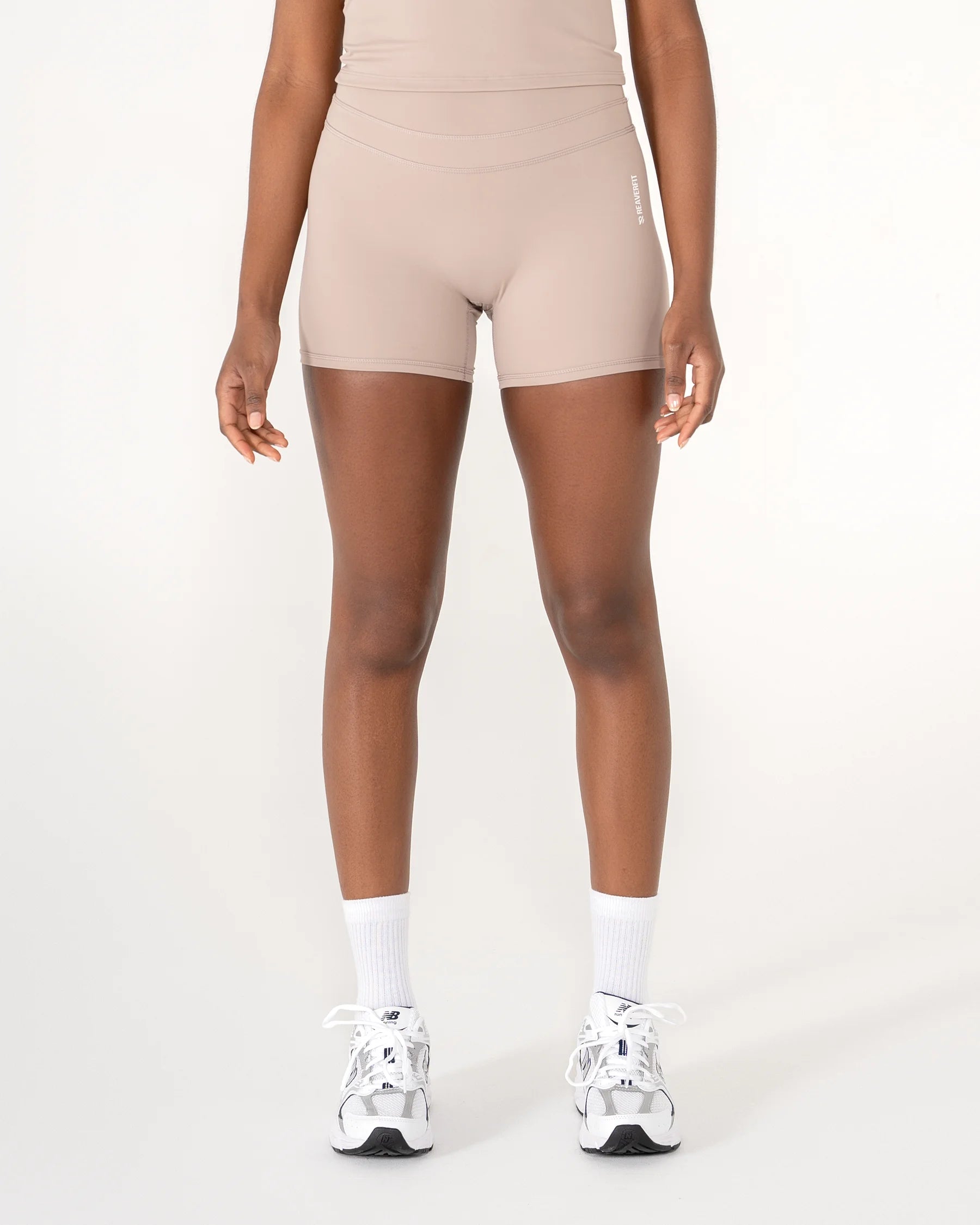 Short AMY camel Reaverfit pour femme idéal pour le Pilates