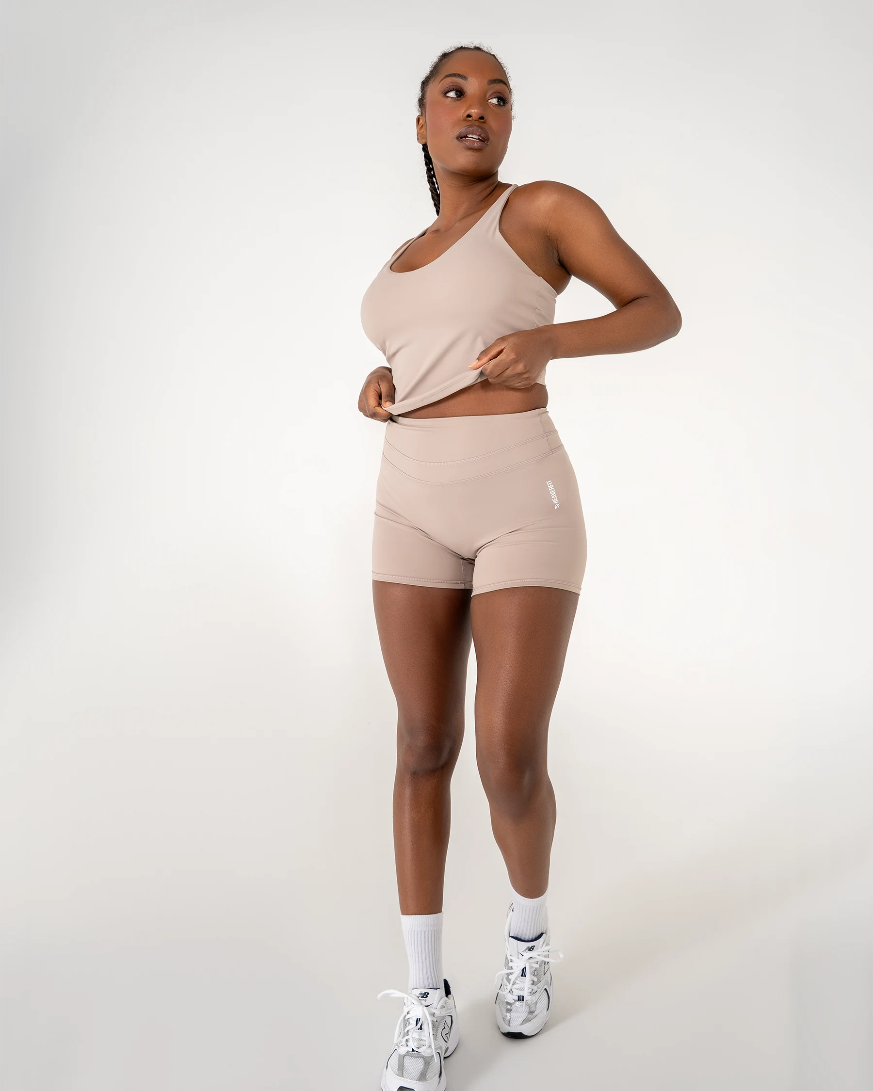 Short AMY camel Reaverfit pour femme confortable pour le yoga