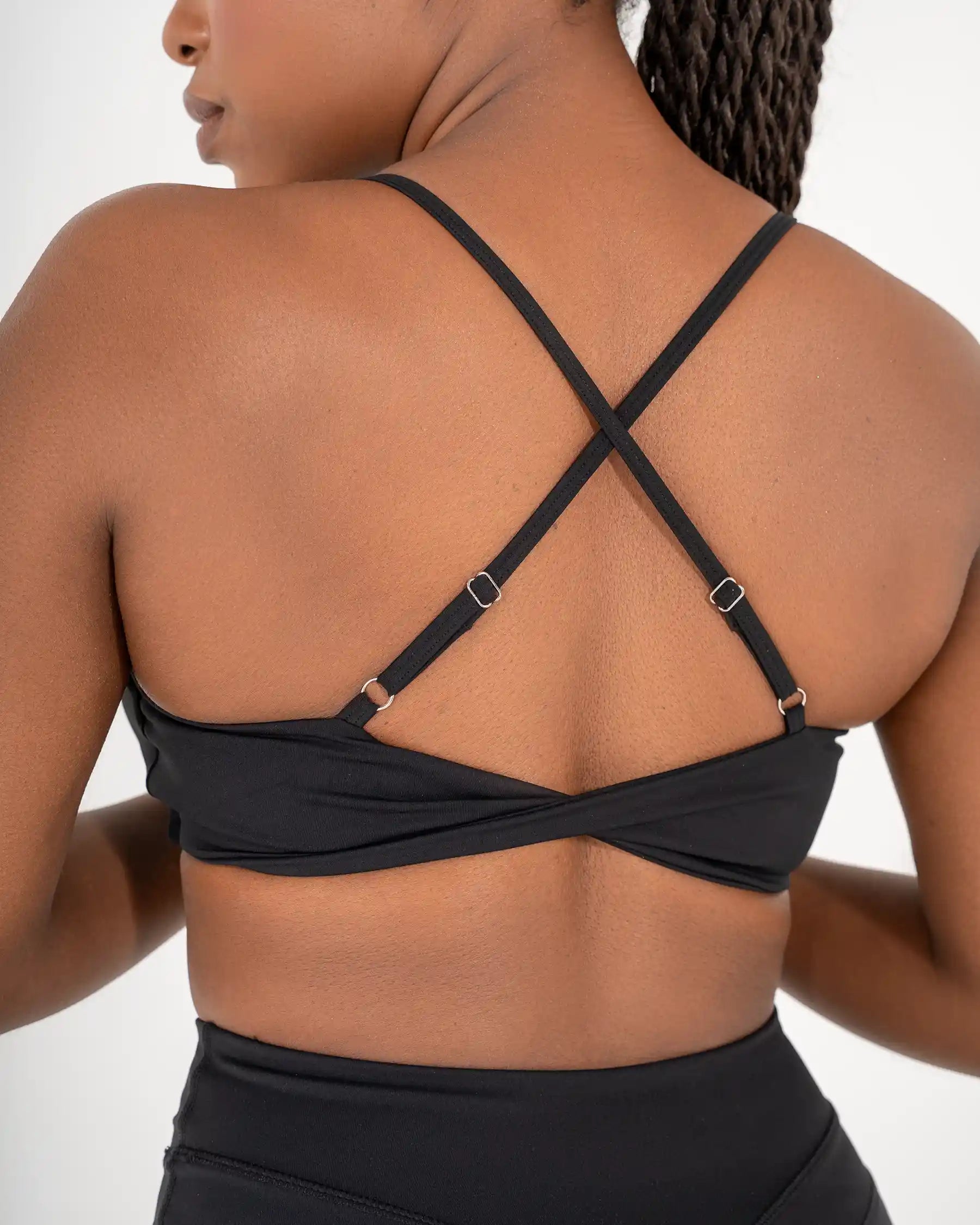 Vue de dos de la Brassière AMY noire Reaverfit pour femme idéale pour le Pilates