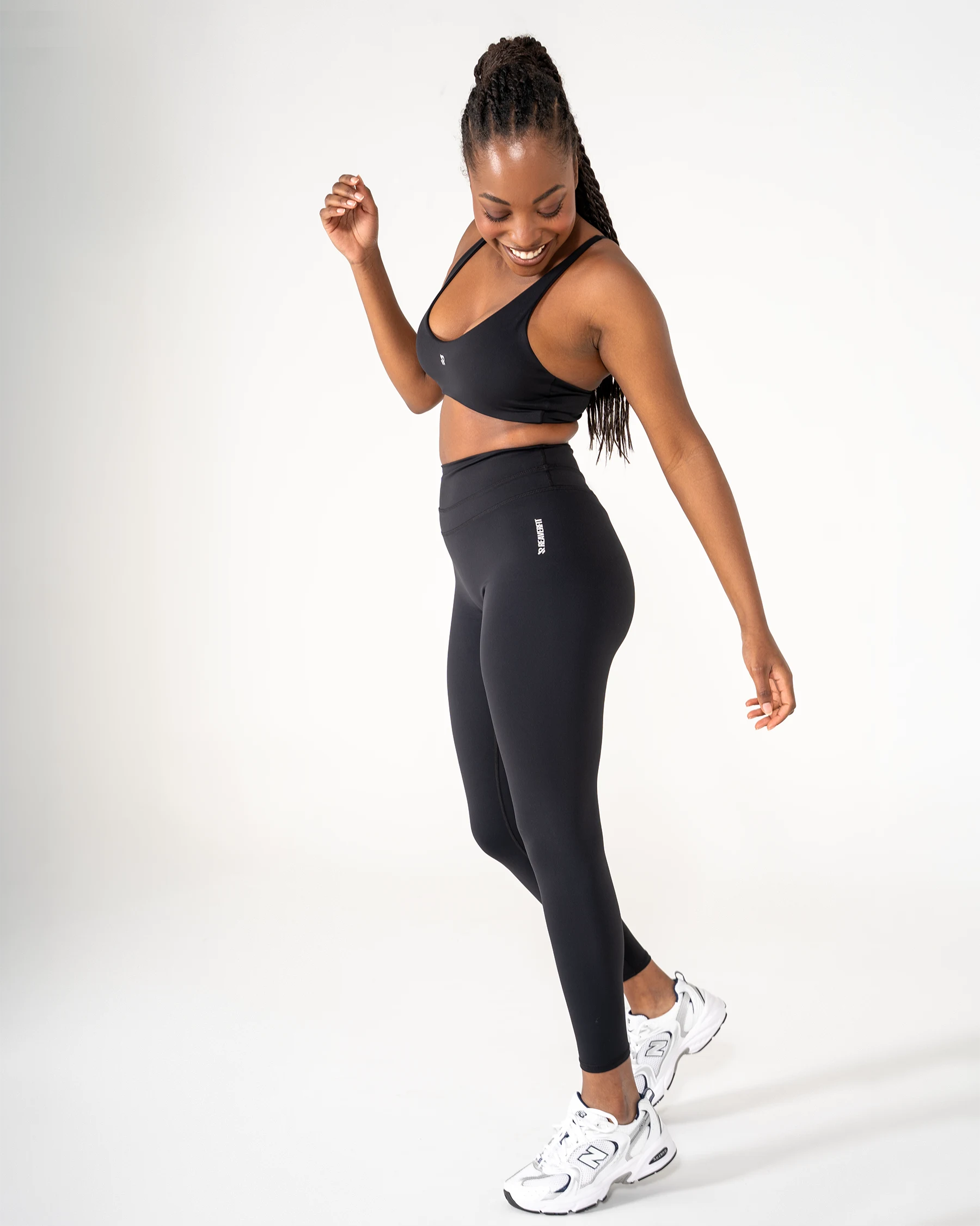 Brassière AMY noire Reaverfit pour femme confortable pour le yoga vue de profil