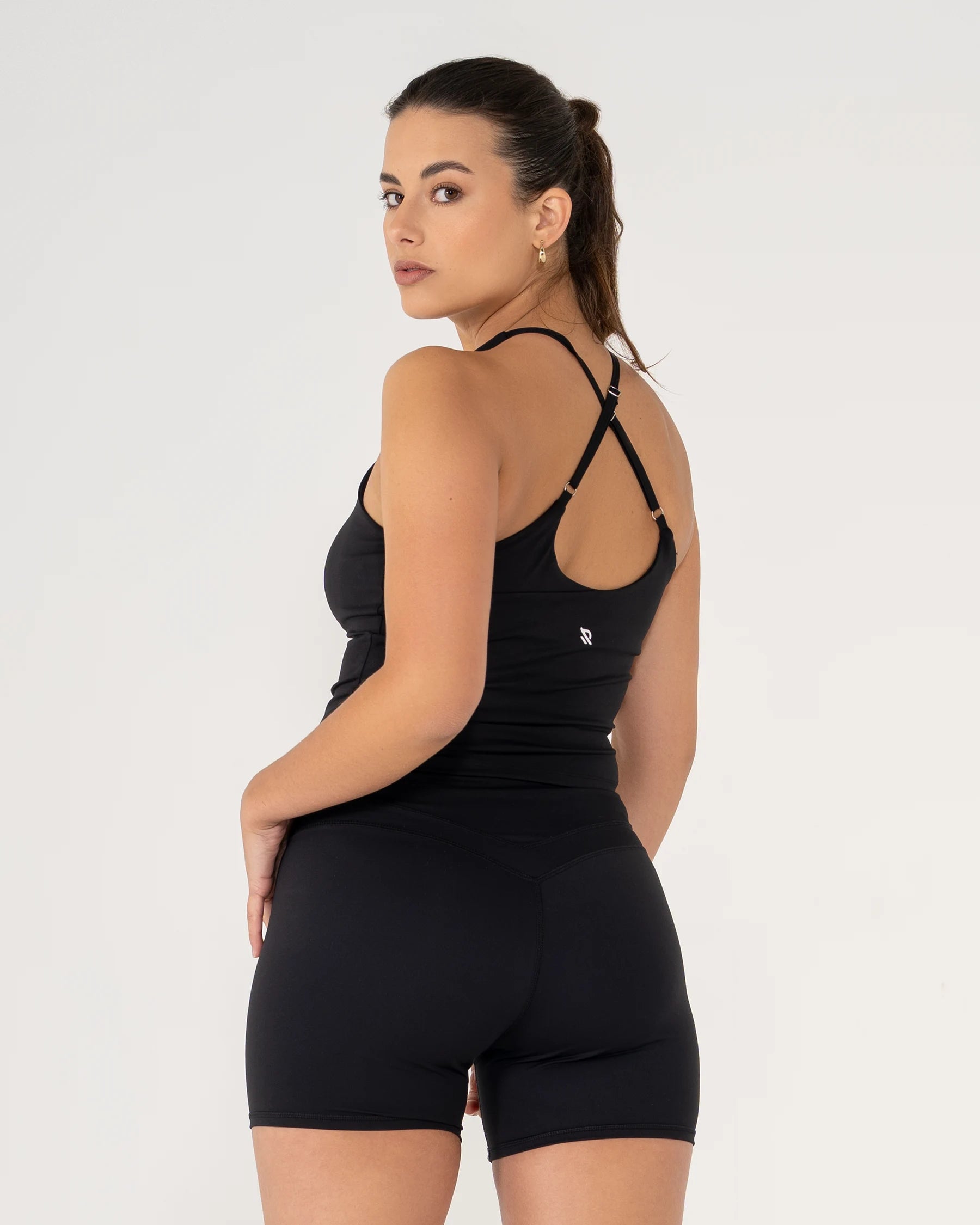 Vue de dos du Débardeur AMY noir Reaverfit pour femme avec brassière intégrée adapté au fitness