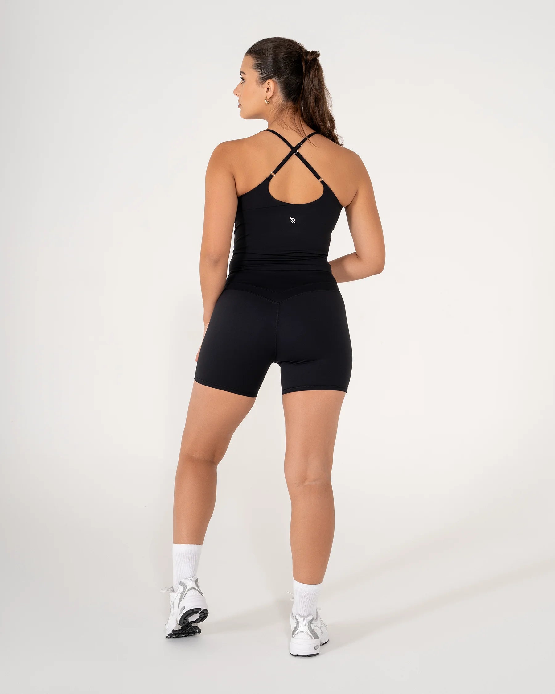 Vue de dos du Débardeur AMY noir Reaverfit pour femme avec brassière intégrée parfait pour le cardio