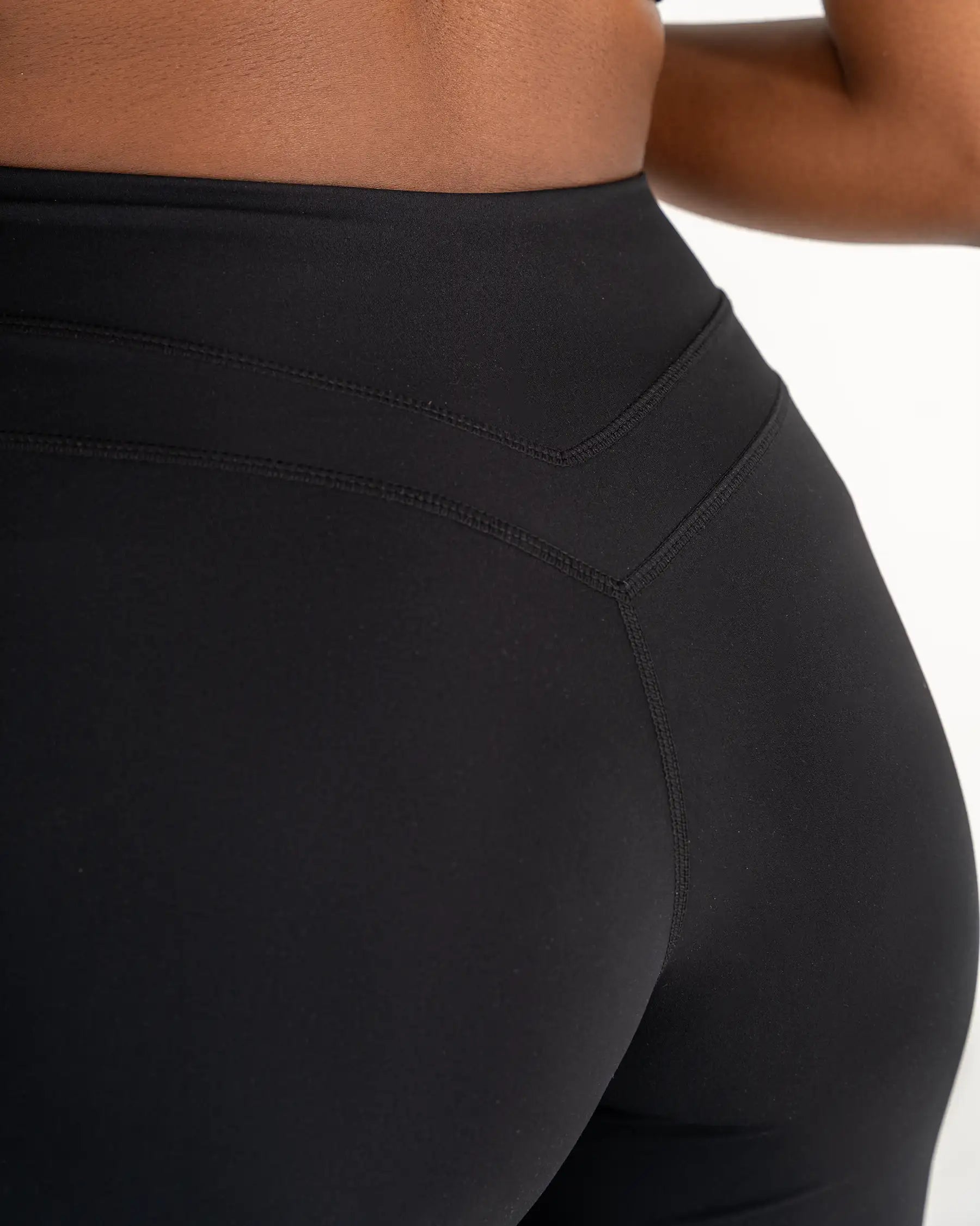 Vue de dos du Legging AMY noir Reaverfit pour femme confortable pour le yoga
