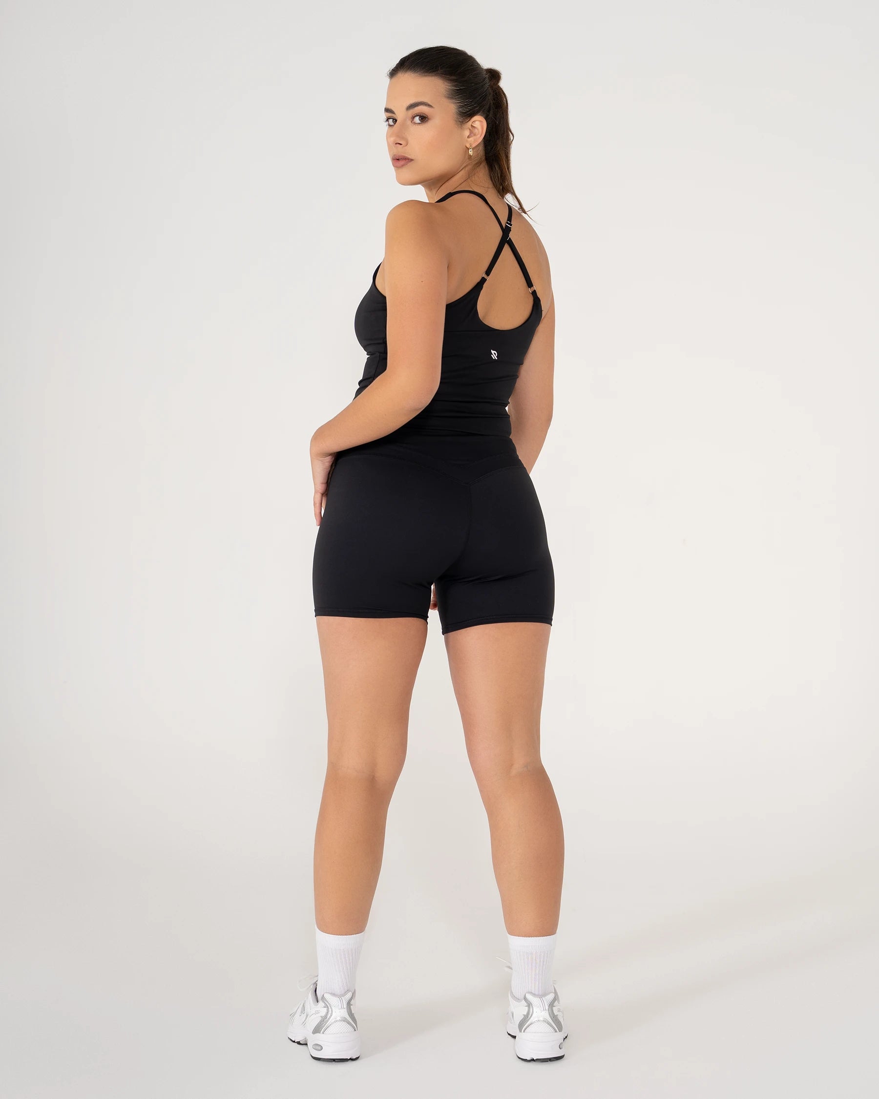 Vue de dos du Short AMY noir Reaverfit pour femme idéal pour le Pilates