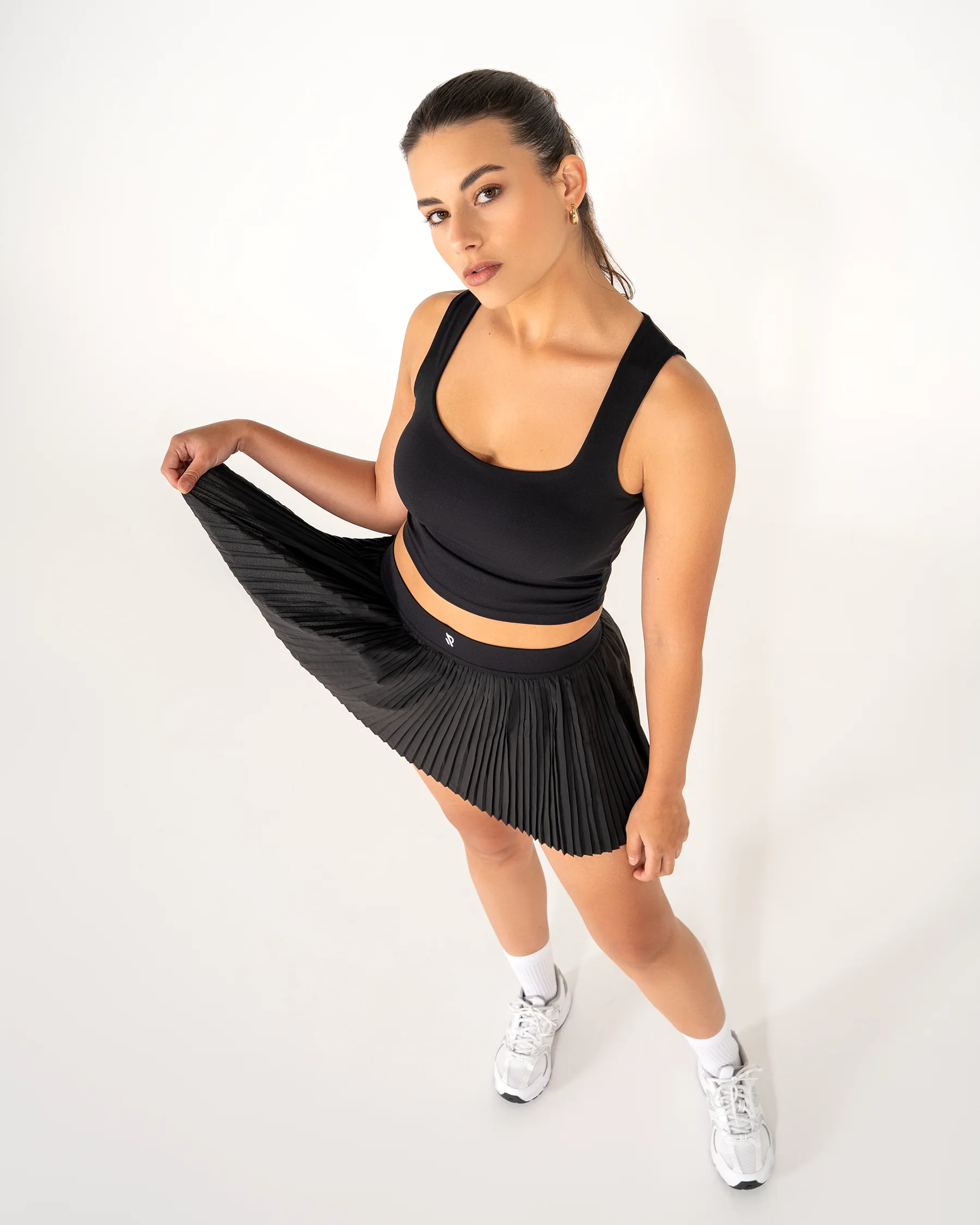 Jupe-short Aria noire Reaverfit pour femme parfaite pour le tennis vue de profil