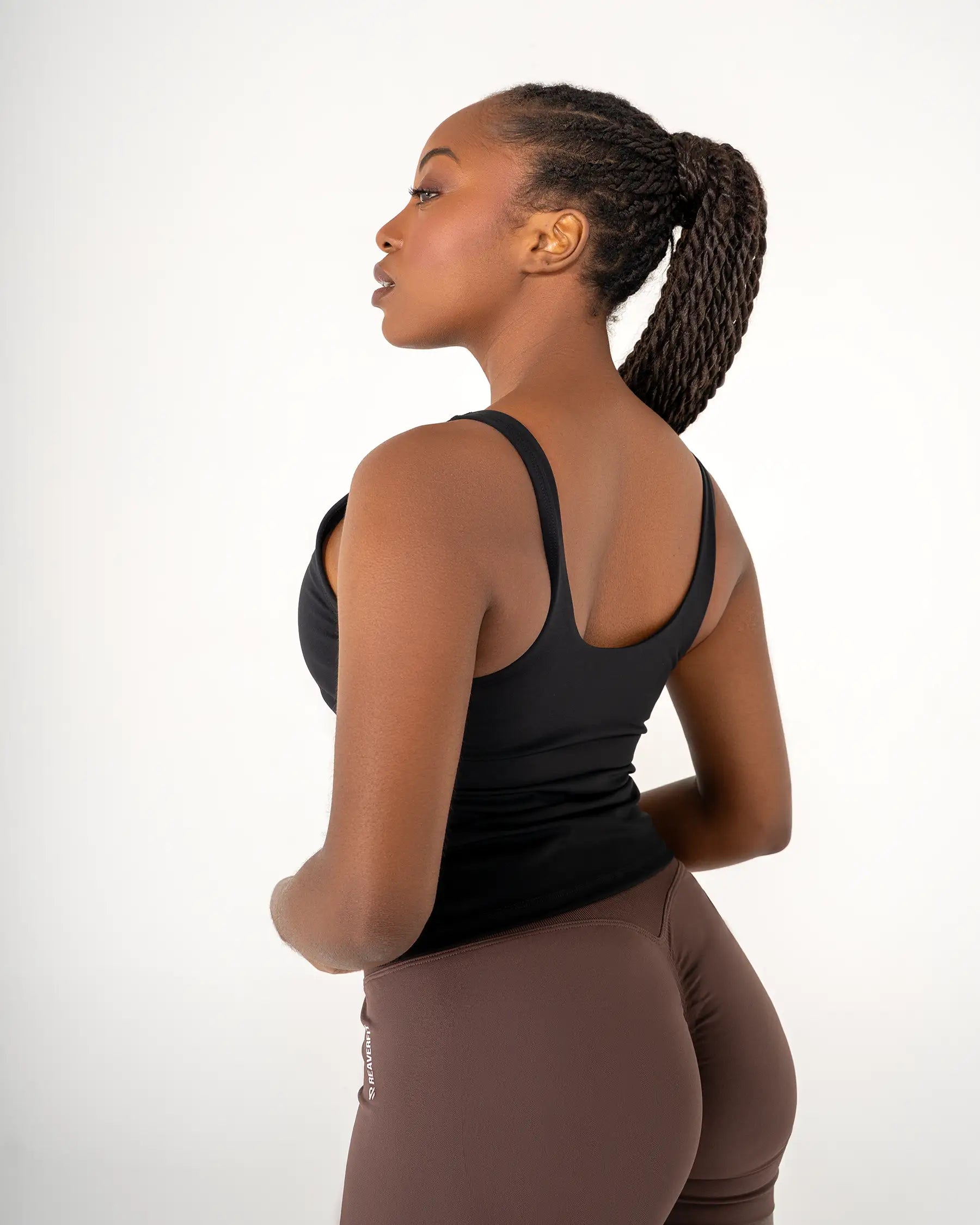Débardeur AURA noir Reaverfit pour femme avec brassière intégrée adapté au fitness vue de profil