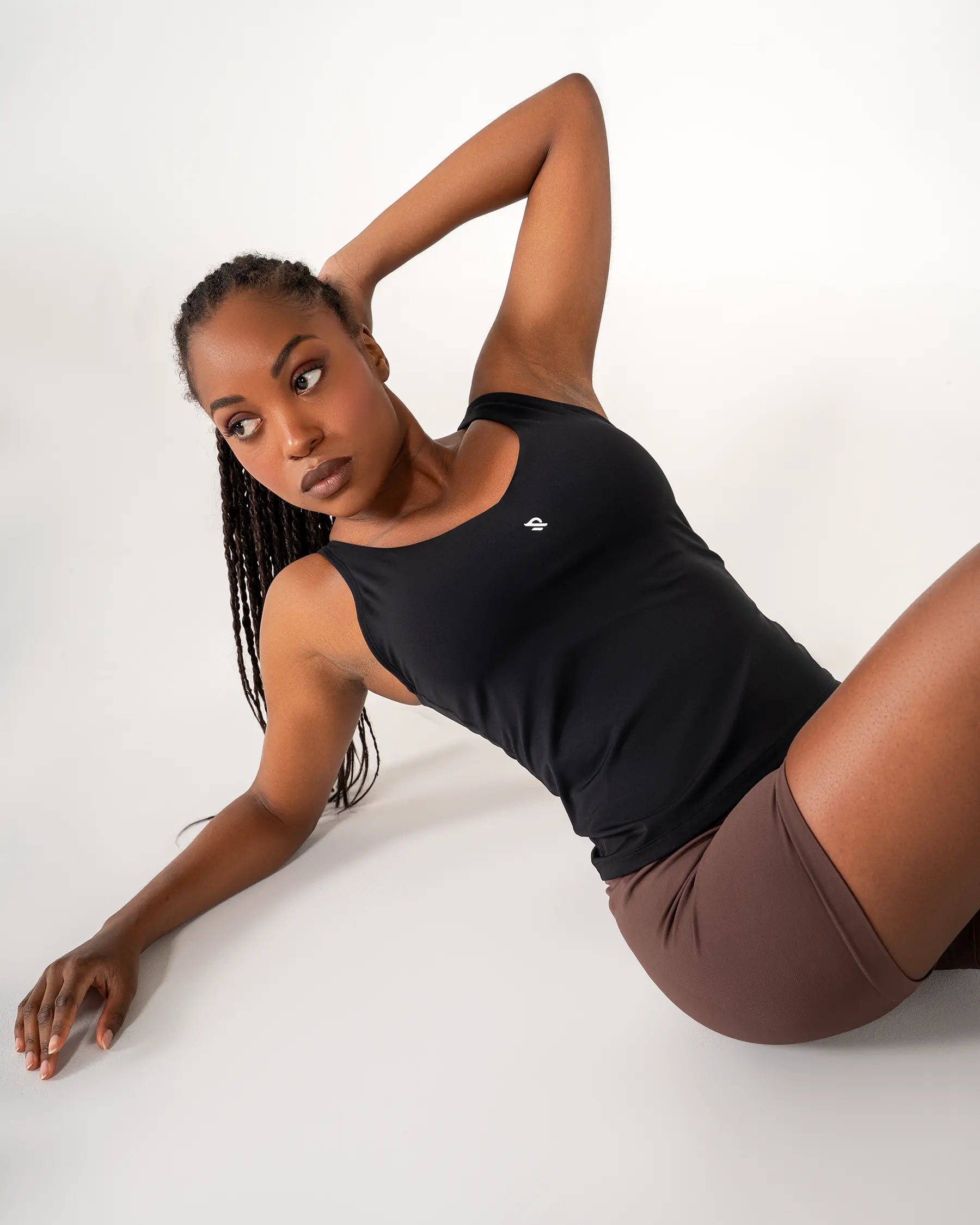 Débardeur AURA noir Reaverfit pour femme avec brassière intégrée adapté au fitness en position allongée