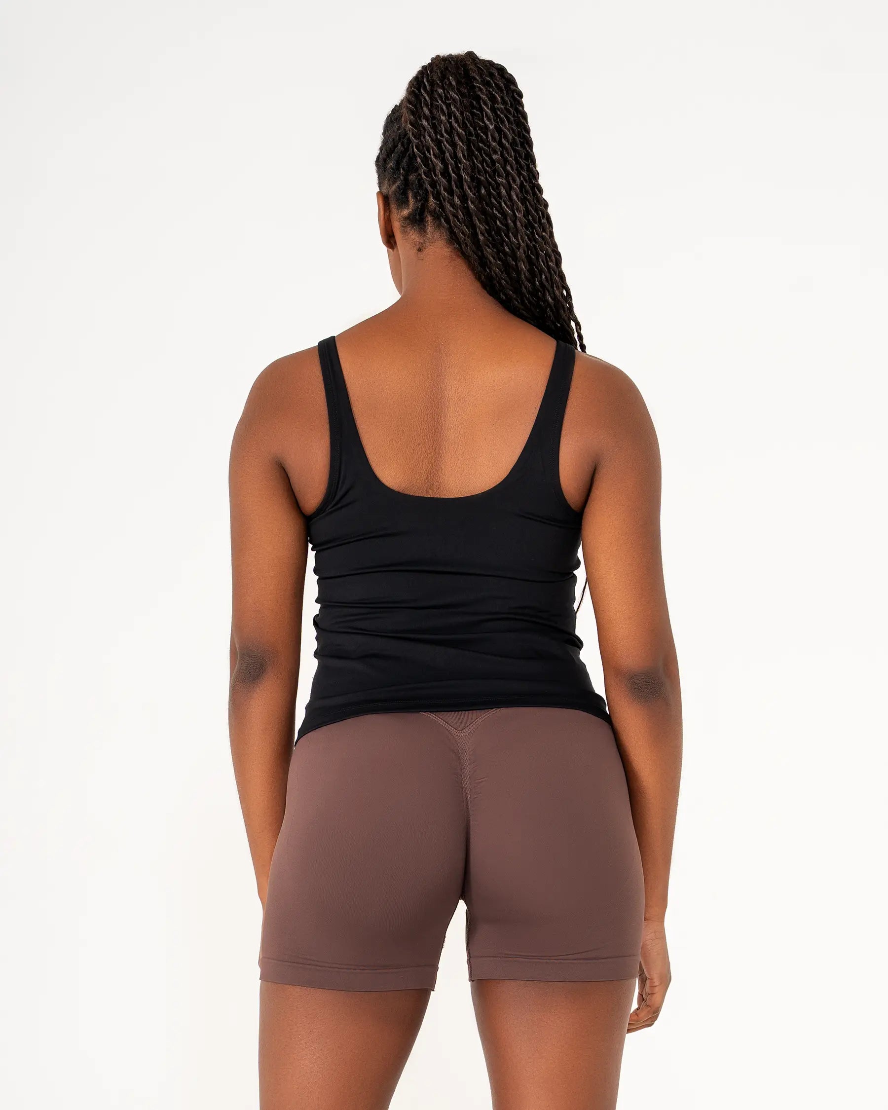 Vue de dos du Débardeur AURA noir Reaverfit pour femme avec brassière intégrée adapté au fitness