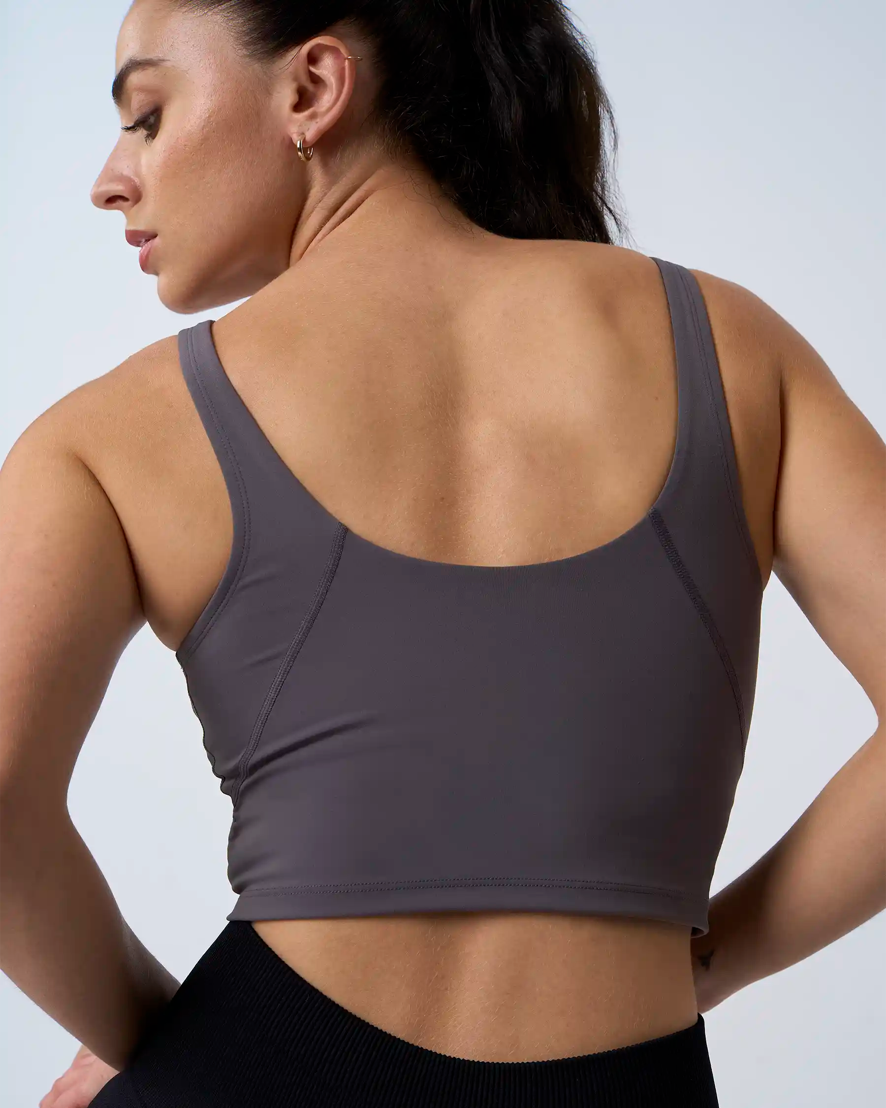 Vue de dos de la brassière sport PURE gris, montrant la coupe et les bretelles