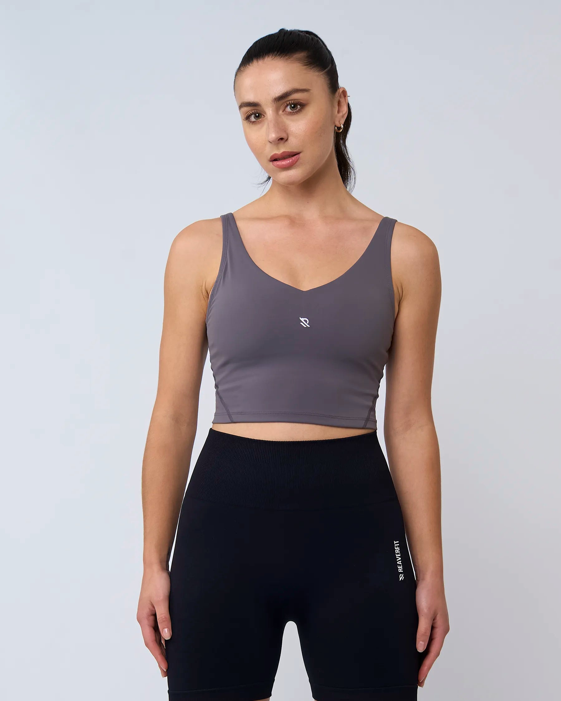 Vue de face de la brassière sport PURE gris, modèle debout
