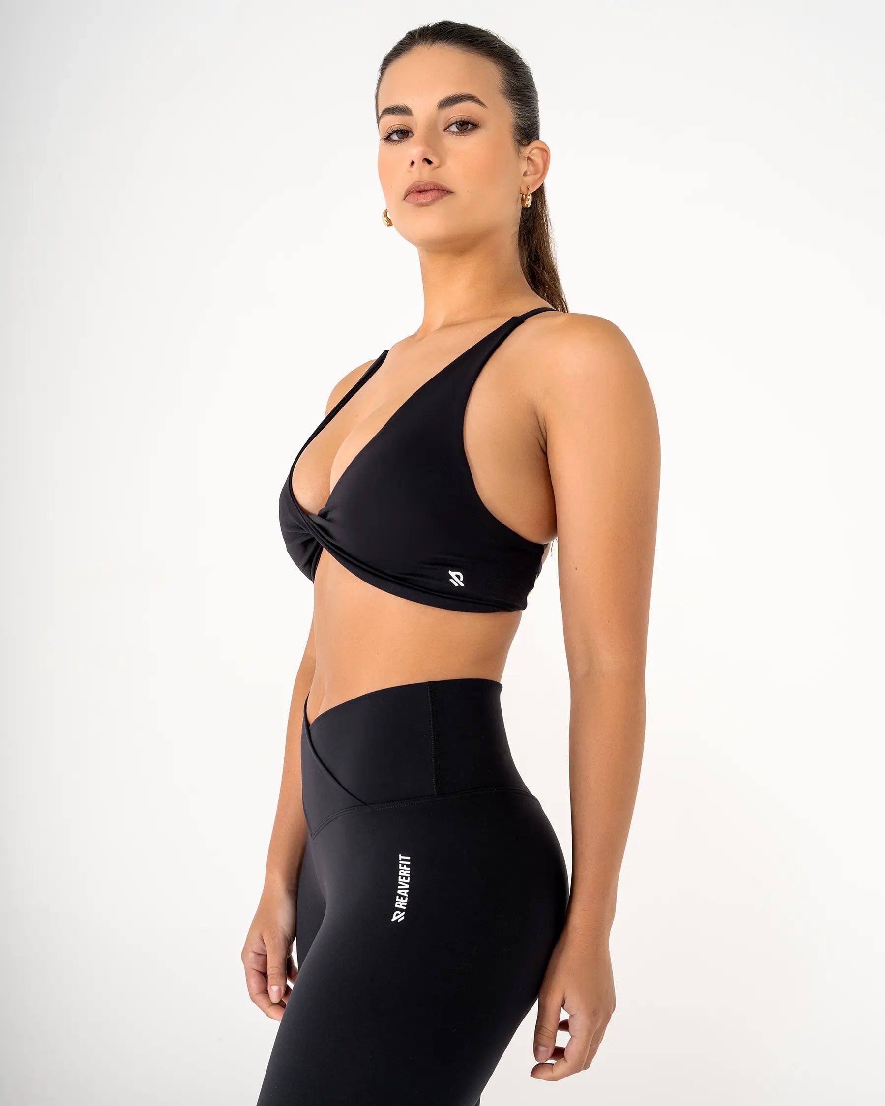 Brassière CALY noire Reaverfit pour femme idéale pour la musculation vue de profil