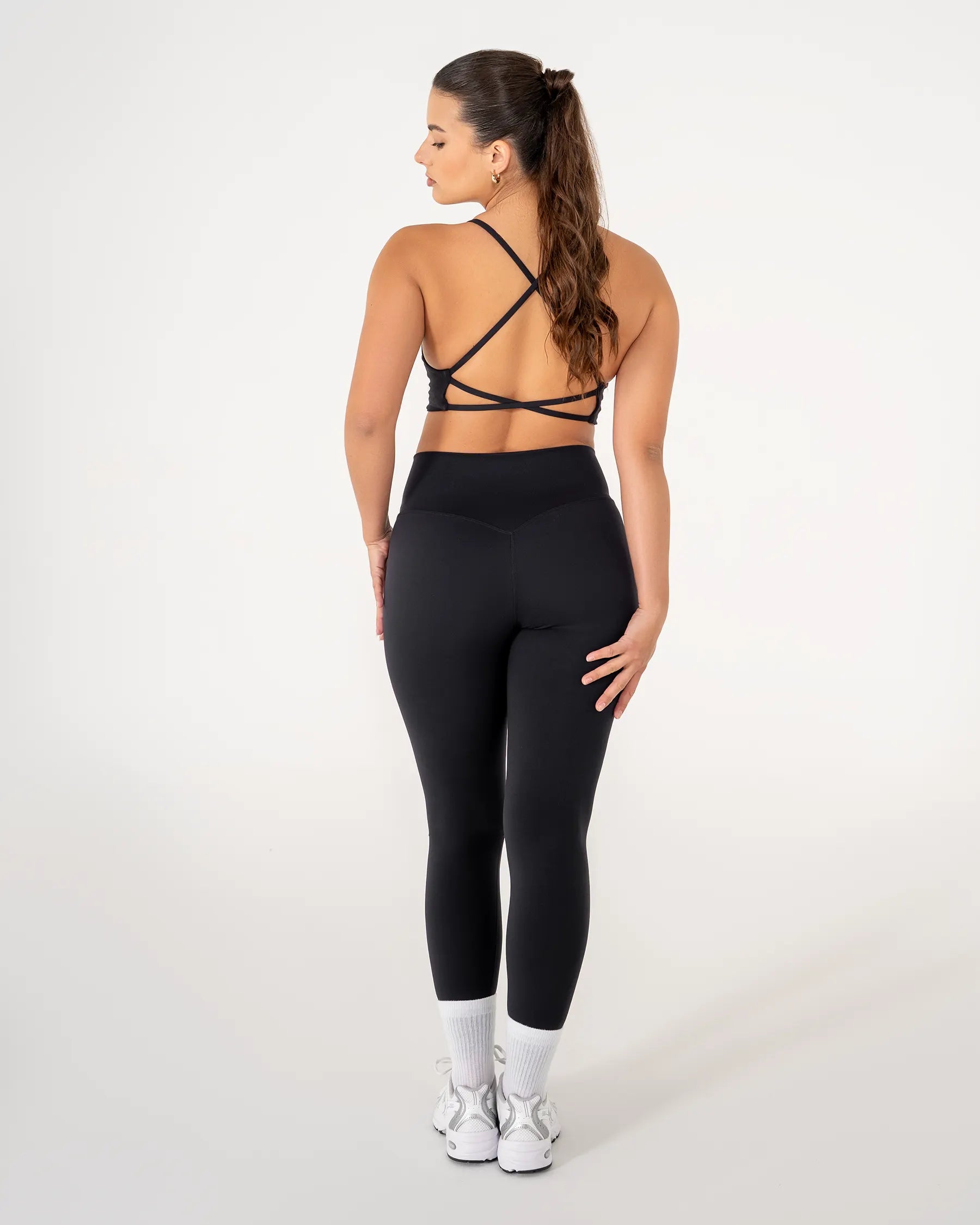 Vue de dos de la brassière CALY noire Reaverfit pour femme idéale pour le Pilates