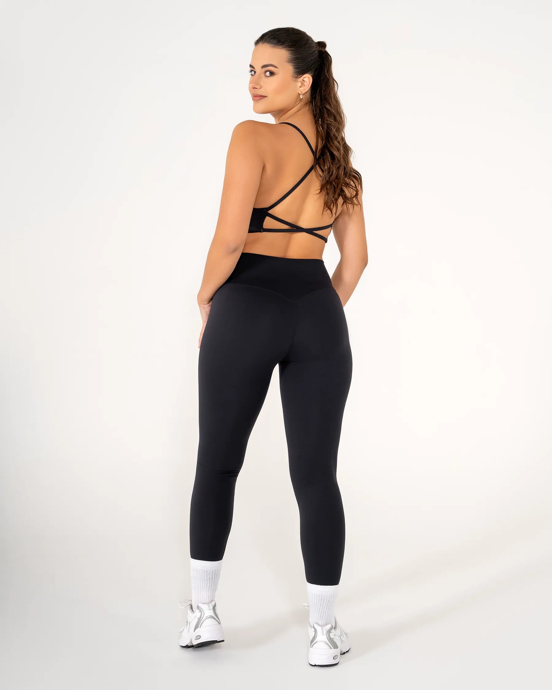 Vue de dos du legging CALY noir Reaverfit pour femme idéal pour le Pilates
