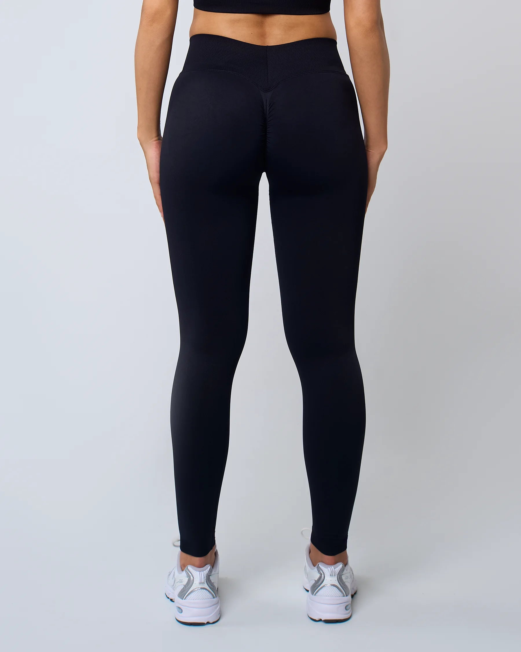 Vue de dos du legging AZUR noir Reaverfit, offrant un maintien parfait pour les séances de sport et les mouvements.