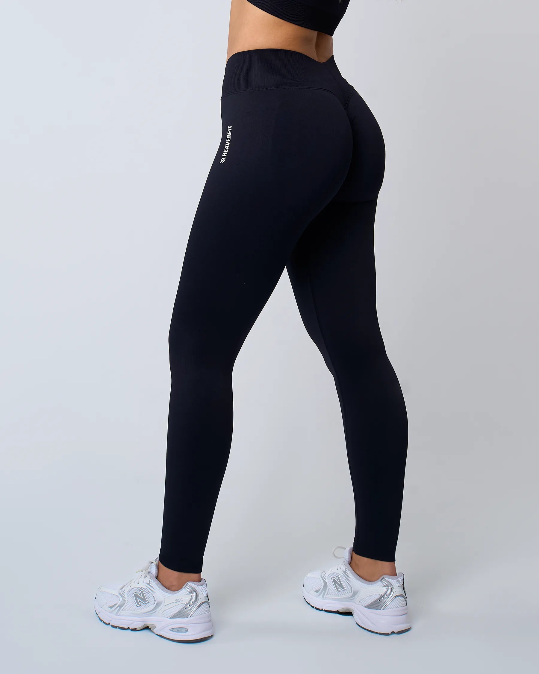 Vue latérale du legging AZUR noir Reaverfit, illustrant l'ajustement et le maintien pour le fitness et les sports intenses.