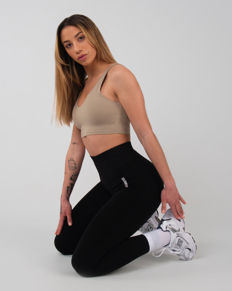 Brassiere Jane en camel vue de trois quarts arriere, illustrant le maintien et la coupe pour une pratique de sport dynamique.