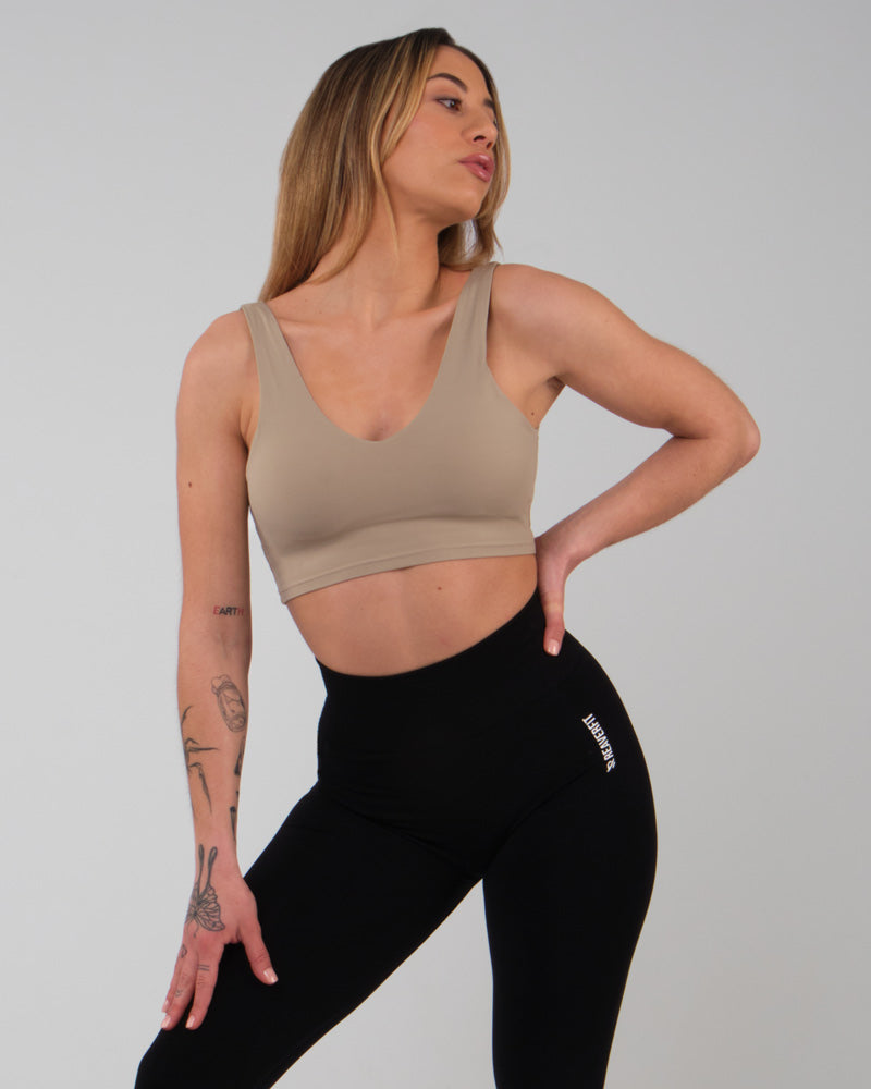Cote profil de la brassiere de sport Jane en camel, affichant la silhouette et la fonctionnalite pour les activites physiques.