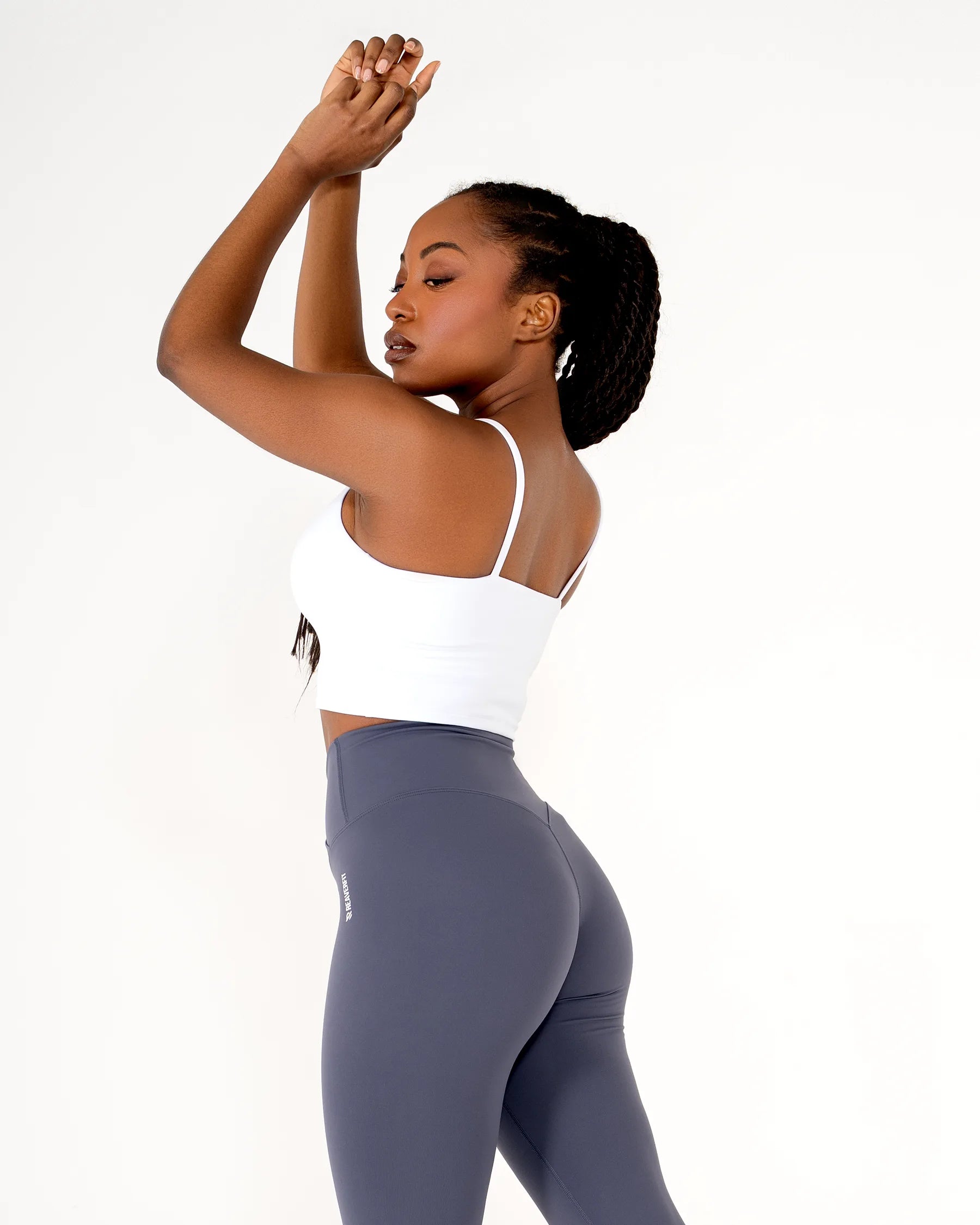 Brassière NOVA noire Reaverfit pour femme adaptée au fitness vue de profil