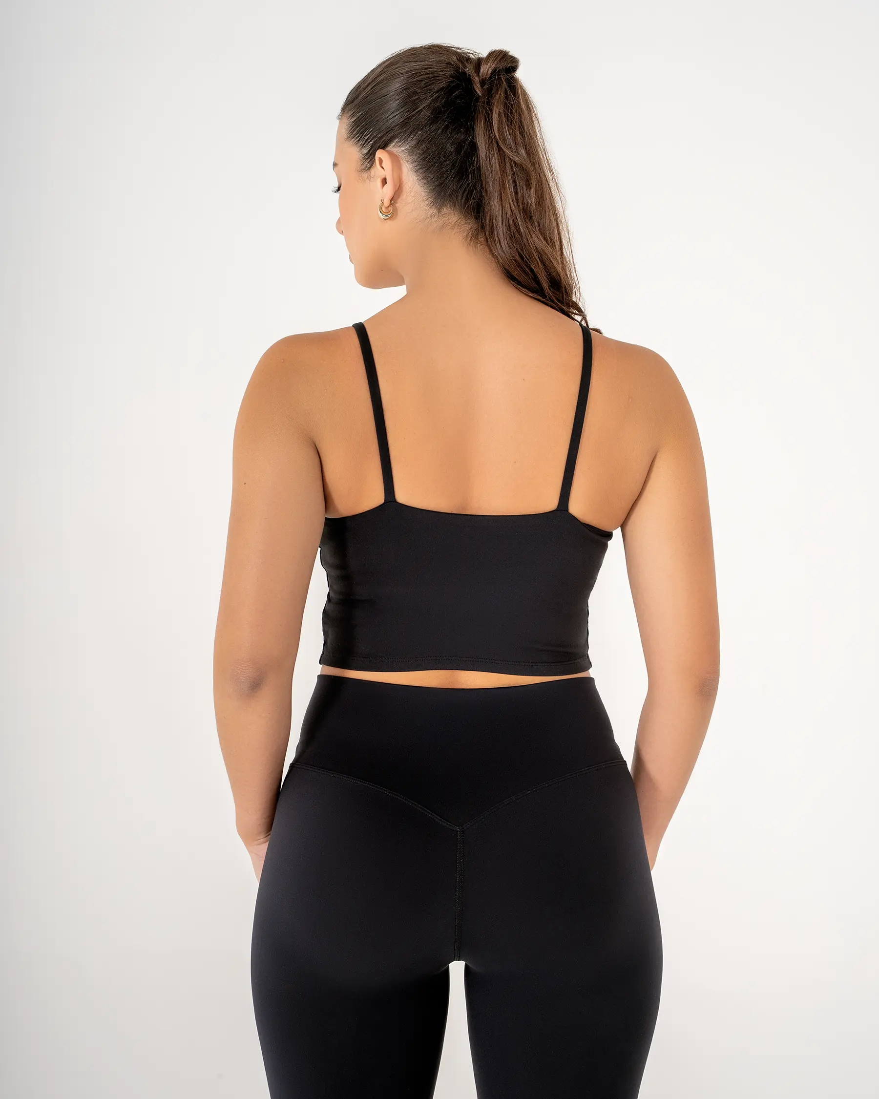 Vue de dos du Débardeur MYRA noir Reaverfit pour femme avec brassière intégrée idéal pour la musculation
