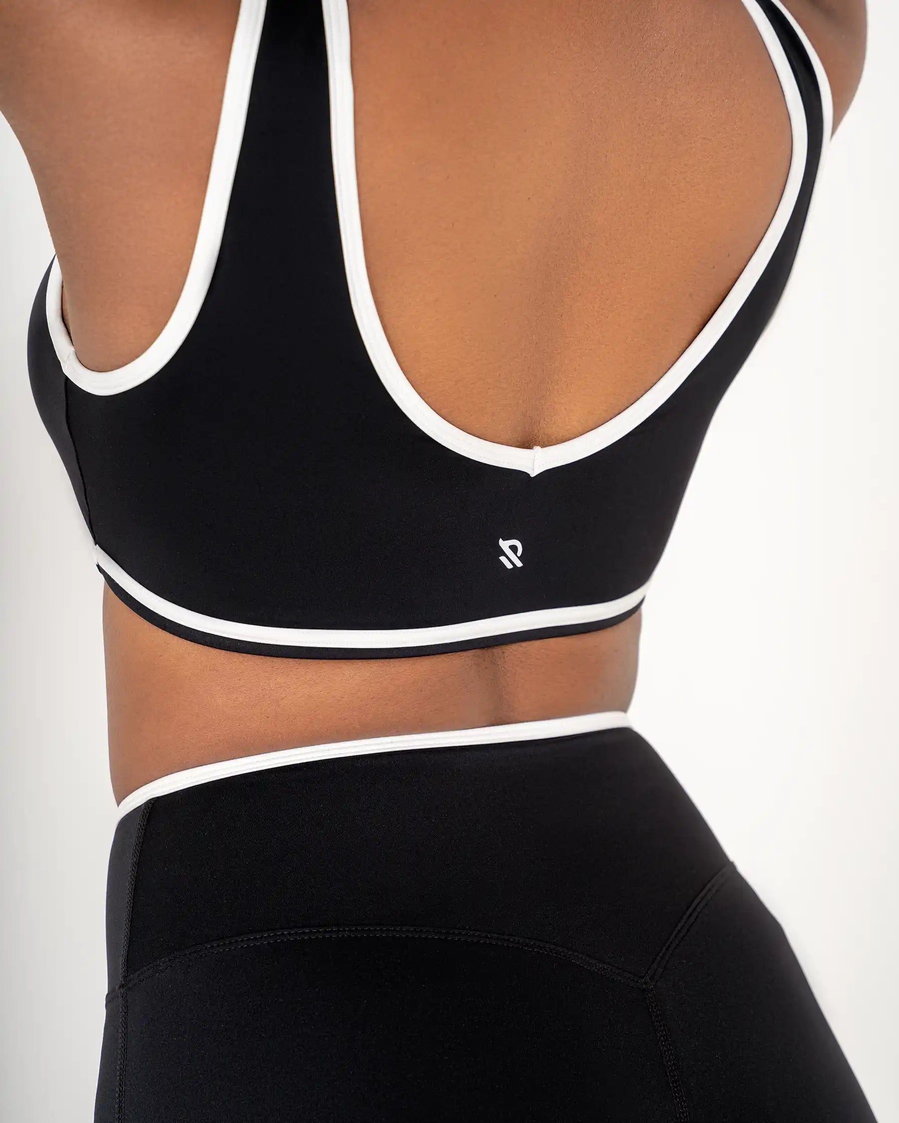 Vue de dos de la Brassière NOVA noire Reaverfit pour femme confortable pour le yoga