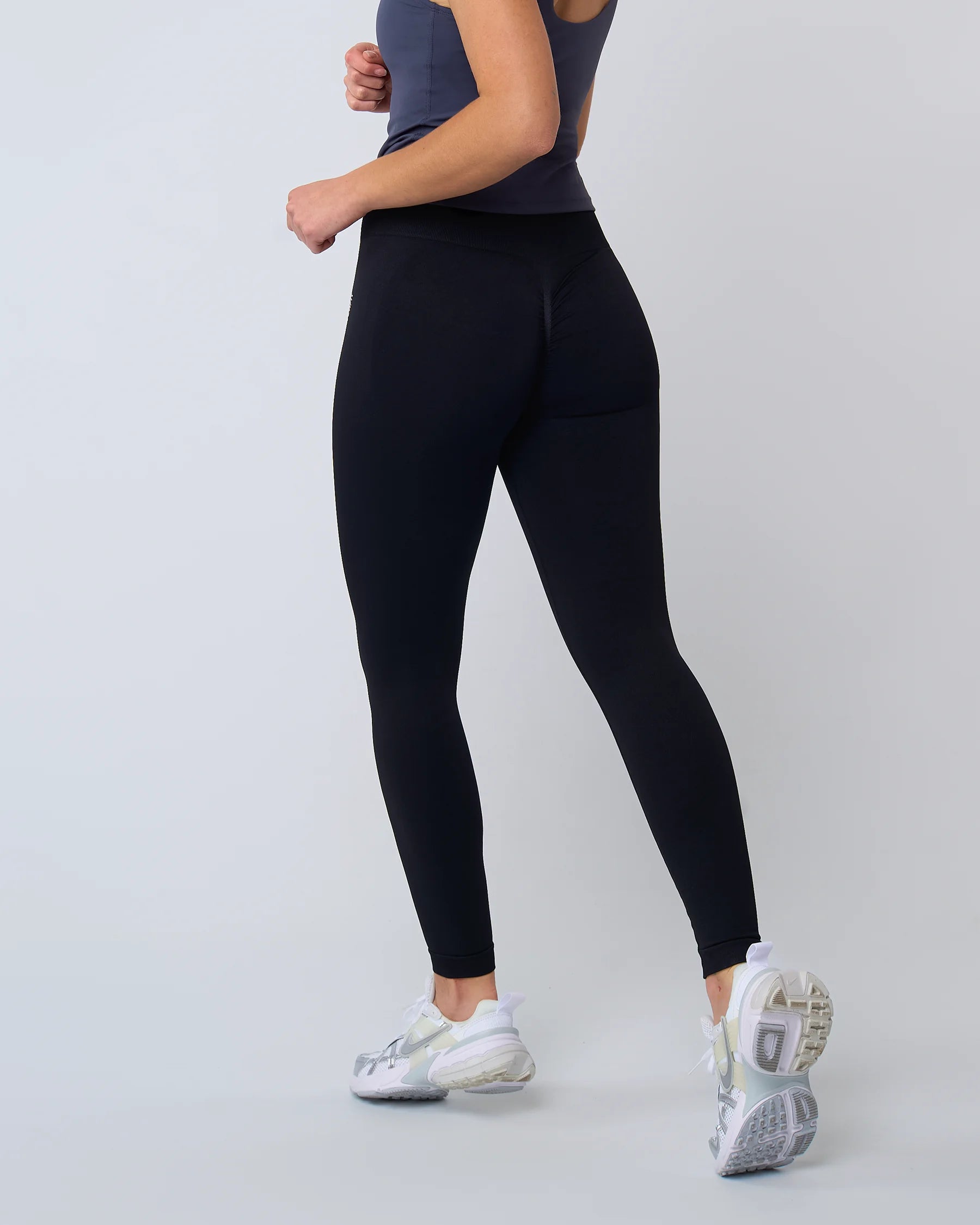 Legging fitness SCULPT Noir pour femme, taille haute, offrant un maintien optimal lors des exercices de musculation.