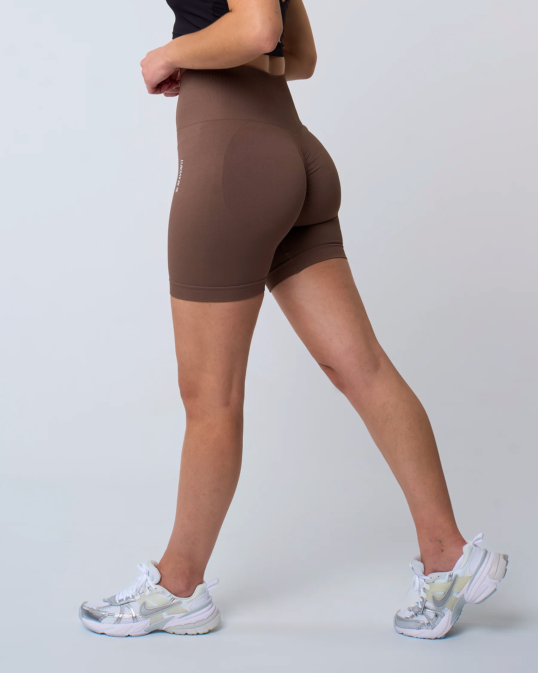 Vue de côté du short sculpt mocha taille haute avec couture scrunch push-up pour femme, matériau résistant et extensible, parfait pour le fitness et l'entraînement.
