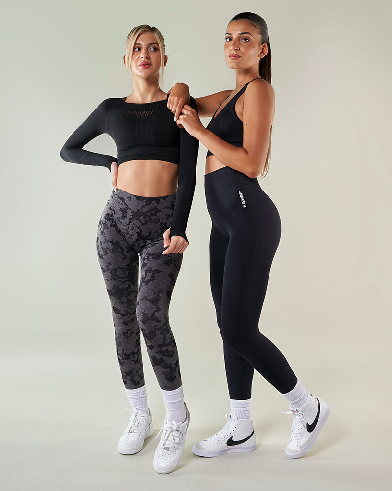 deux femmes en tenue de sport fashion athleisure 2023 avec des leggings tendances camo et noir taille haute et brassiere de sport
