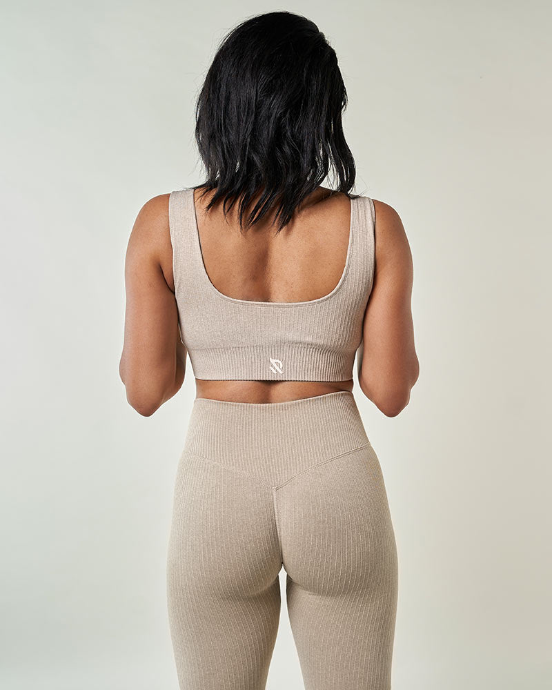Confort inégalé avec la brassière de sport COCOON Beige, au tissu doux et à séchage rapide, idéale pour toutes vos activités sportives fitness musculation yoga running