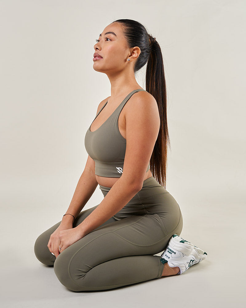 femme en tenue de sport vert kaki legging poches brassière fashion athleisure activewear